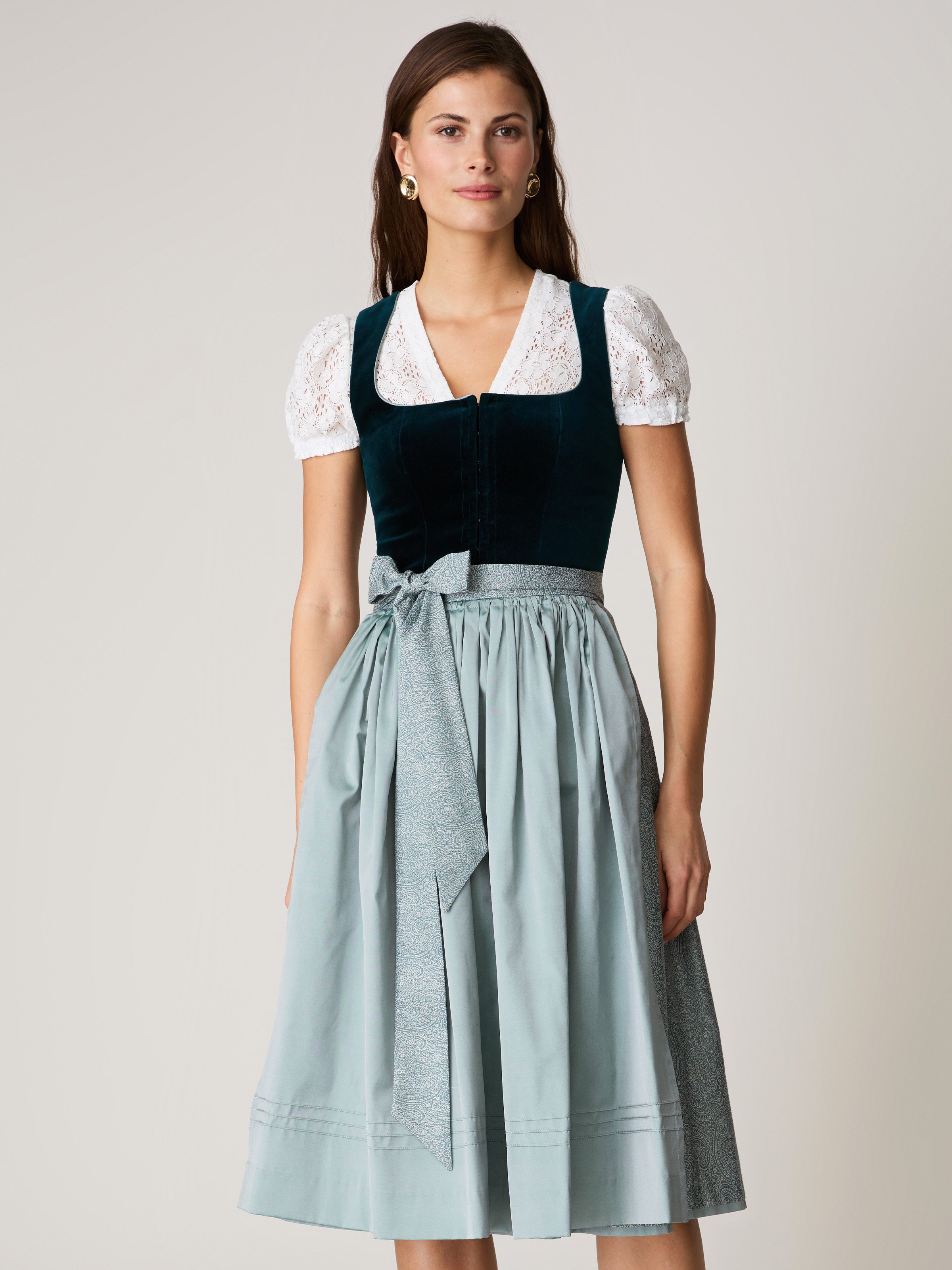 Mintfarbenes Dirndl mit Samt-Mieder
