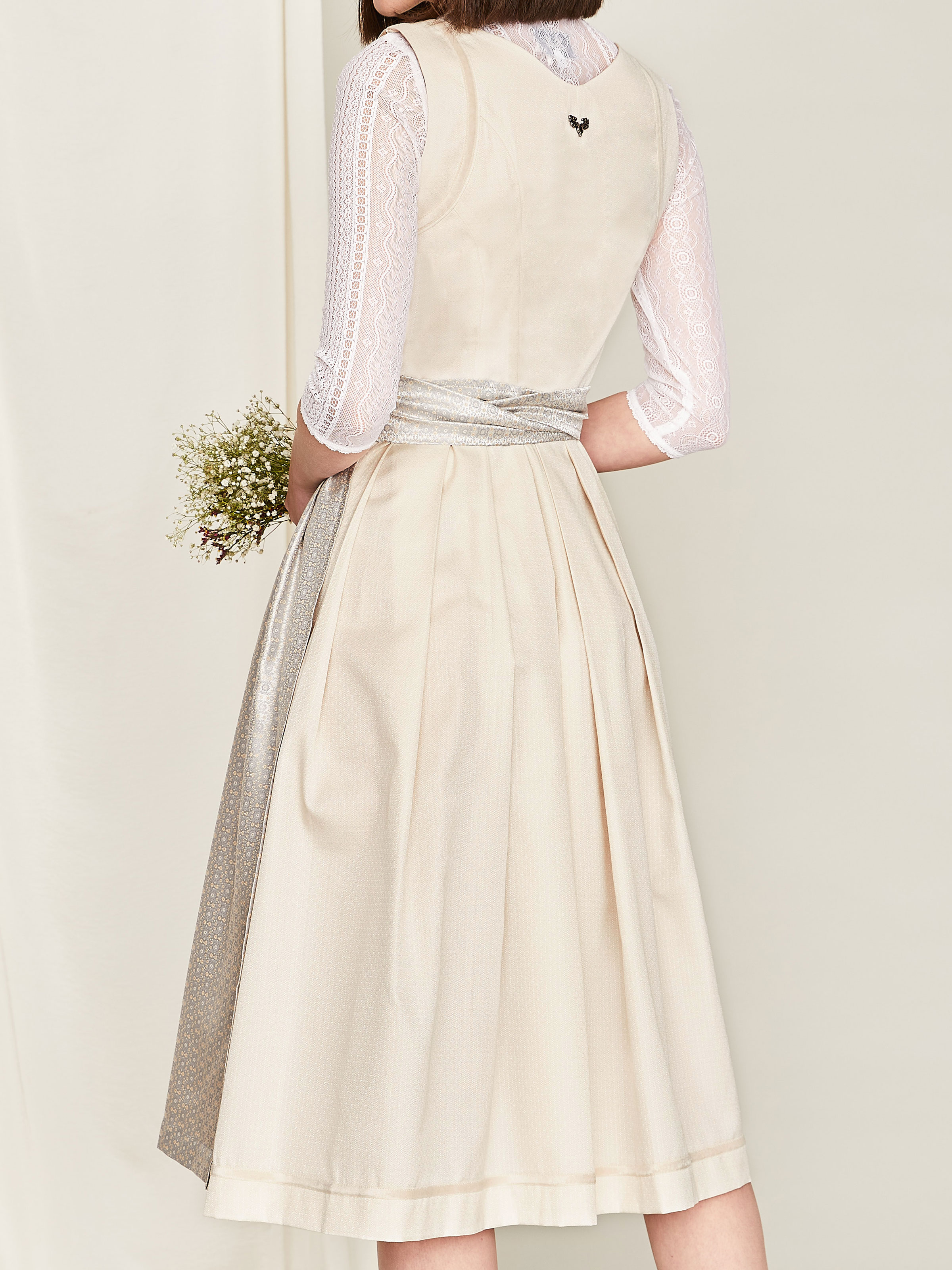 Sandfarbenes Dirndl mit glänzender Schürze Sandfarbenes Dirndl mit glänzender Schürze