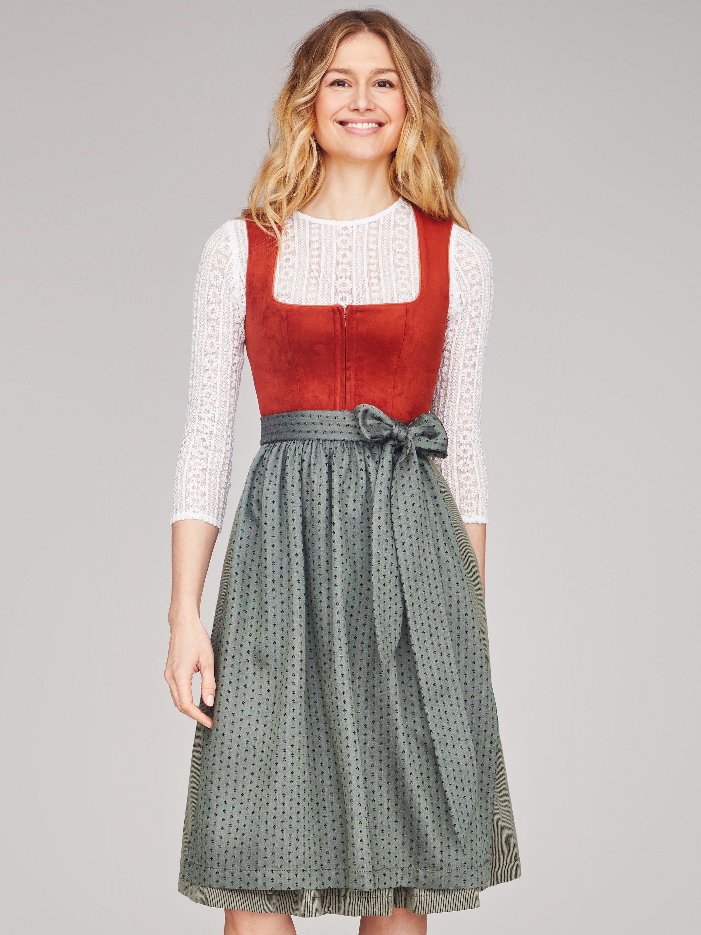 Rostrotes Dirndl mit Velours-Mieder Rostrotes Dirndl mit Velours-Mieder