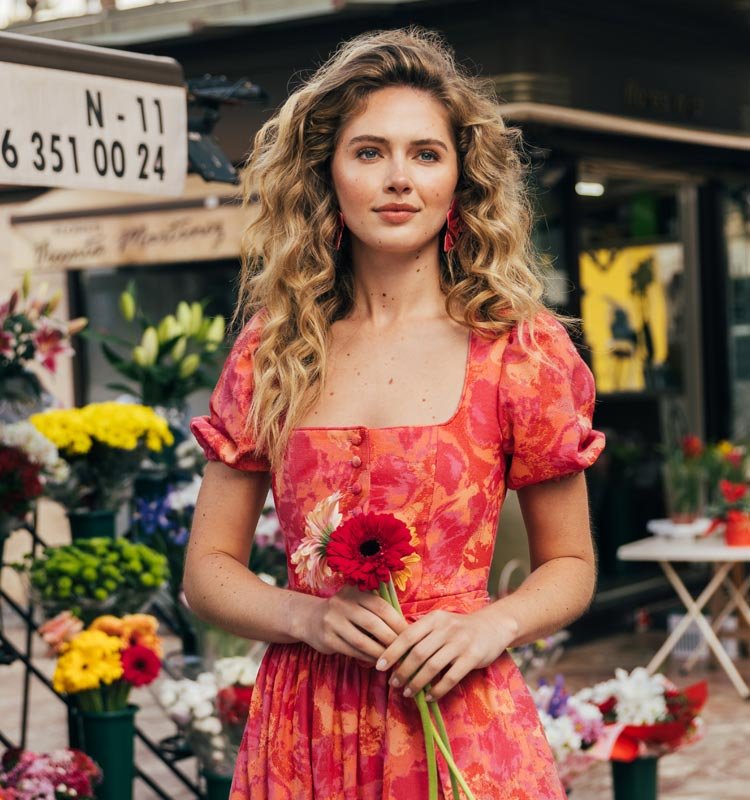 Buntes Dirndl mit Ärmel