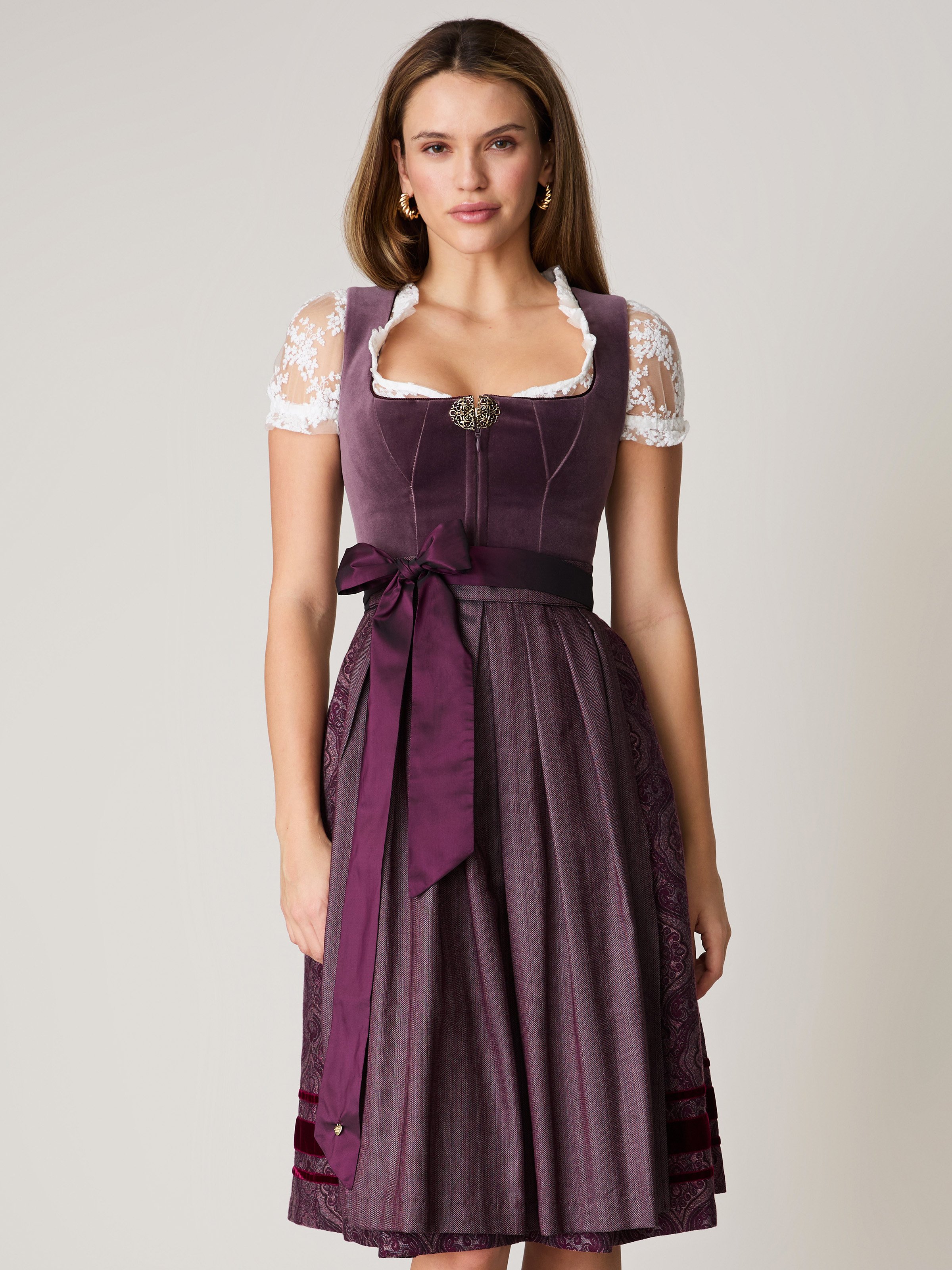 Pflaumenfarbenes Samtdirndl mit Zierschnalle