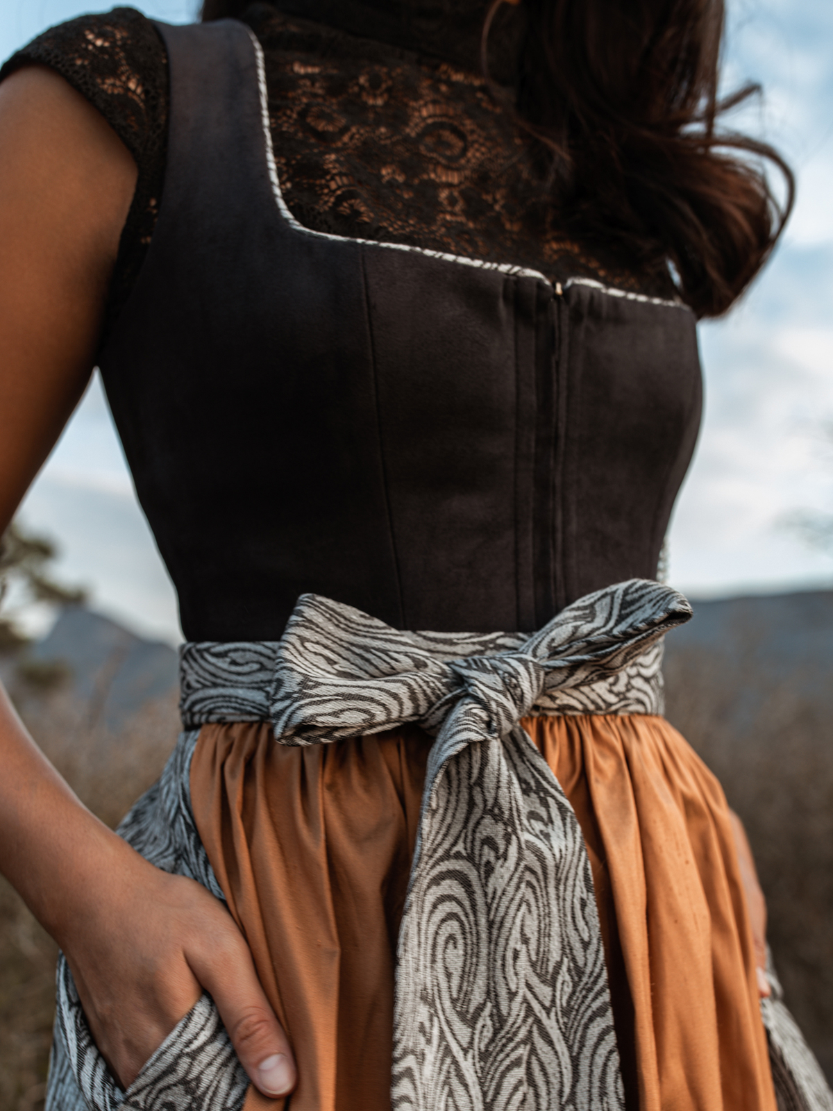 Dirndlbluse hochgeschlossen mit Flügelarm