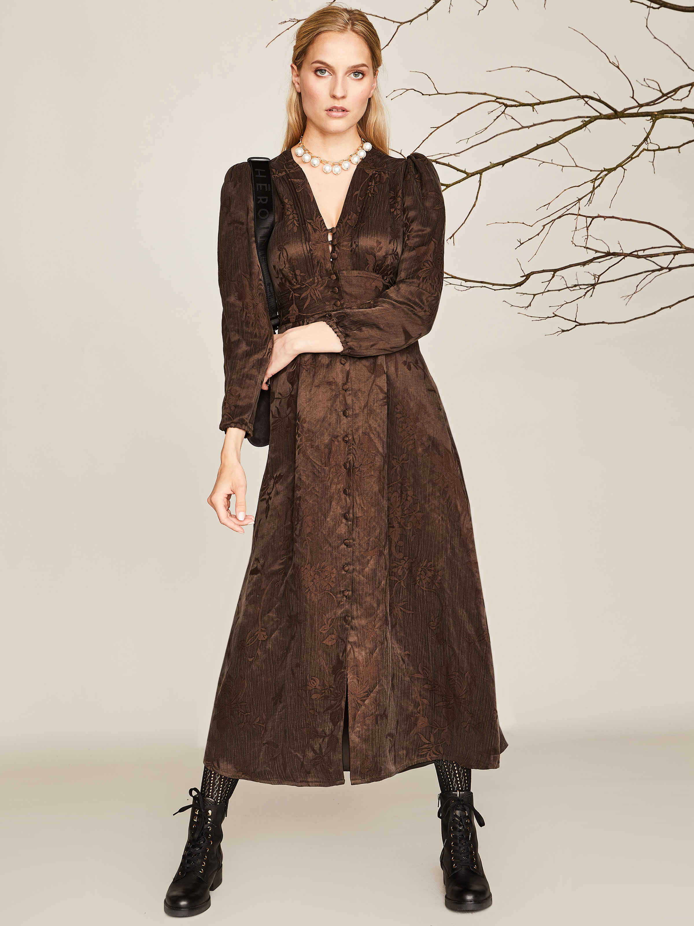 Braunes Kleid mit floralem Muster