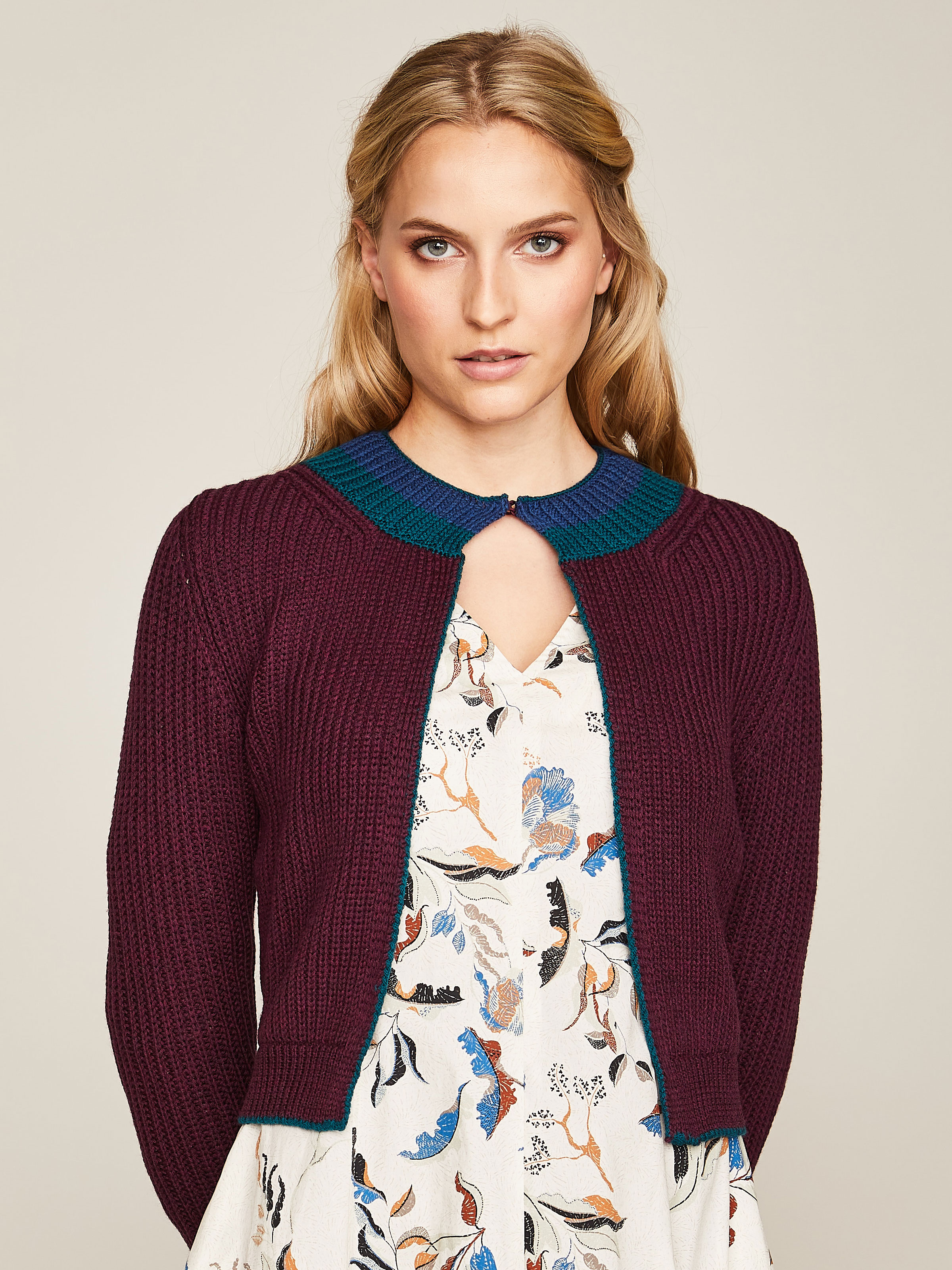 Strickjacke in Aubergine aus Merinowolle 