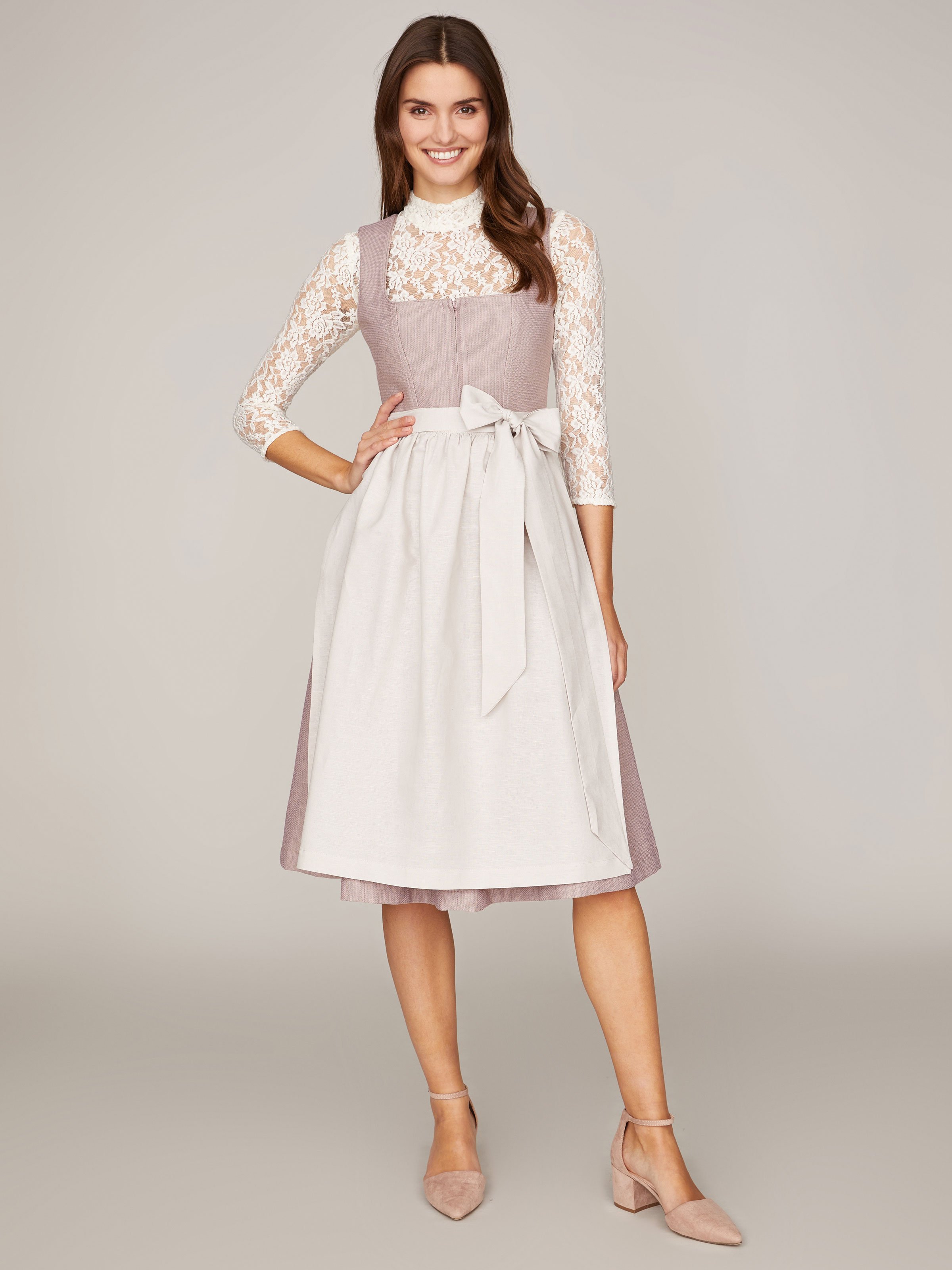 Lavendelfarbenes Dirndl Lavendelfarbenes Dirndl