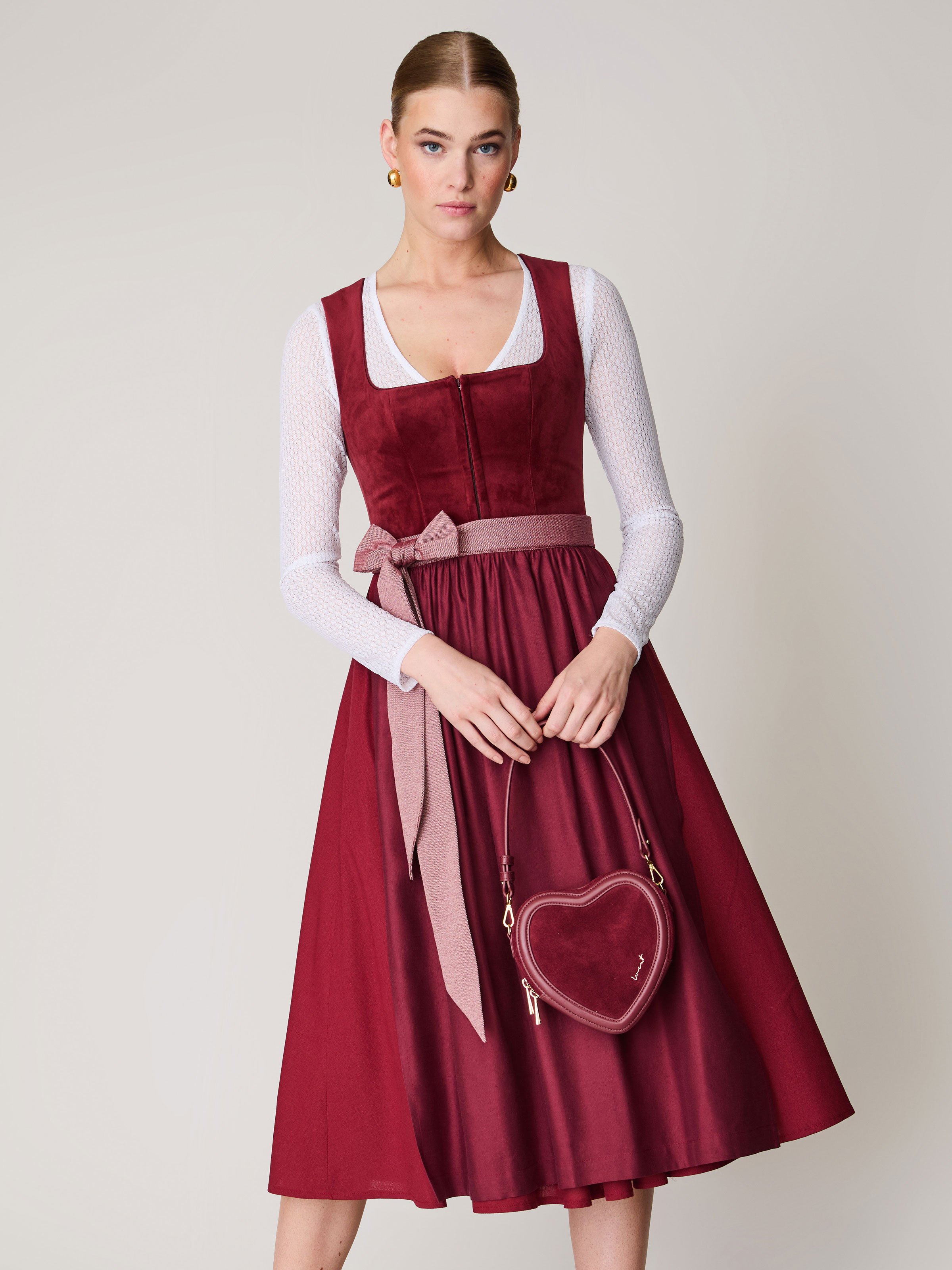 Weinrotes Dirndl mit Samtmieder
