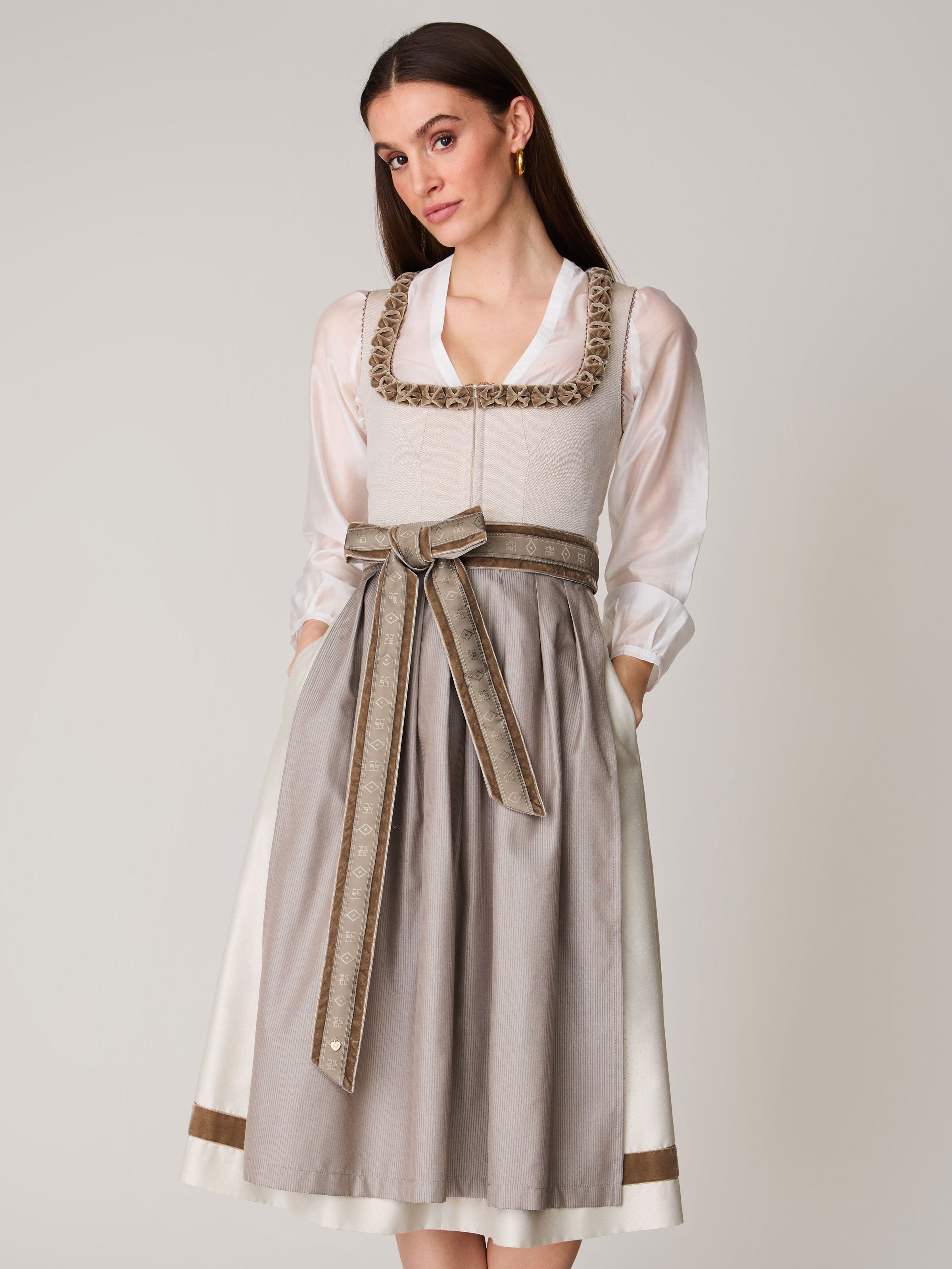 Beiges Dirndl mit Froschgoscherl