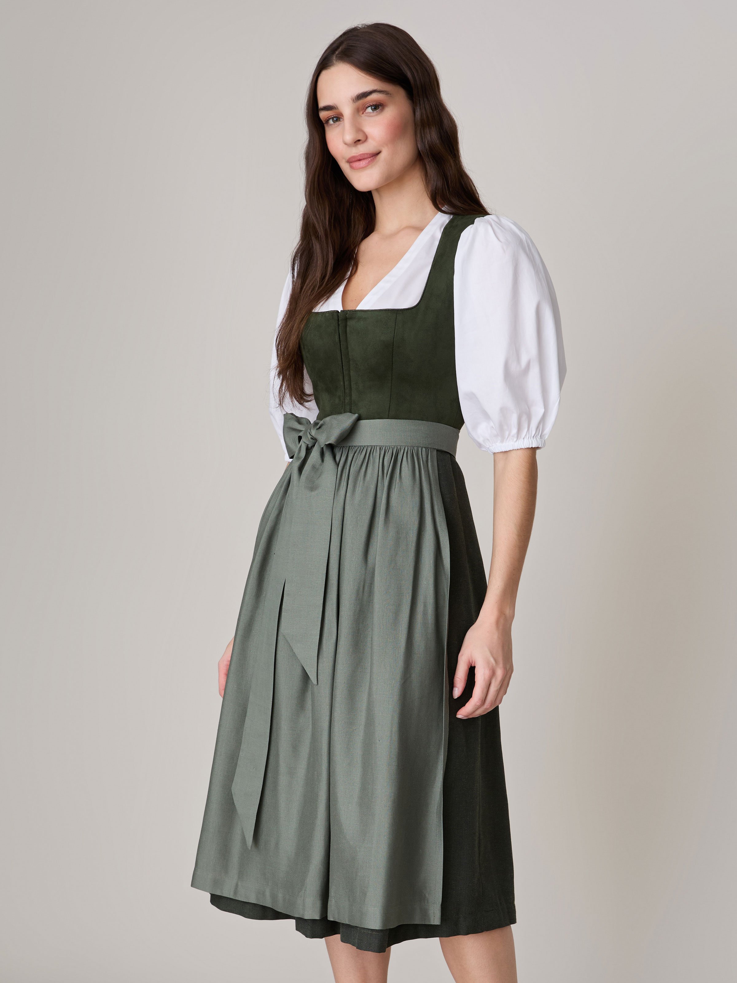 Waldgrünes Dirndl mit Velours-Mieder