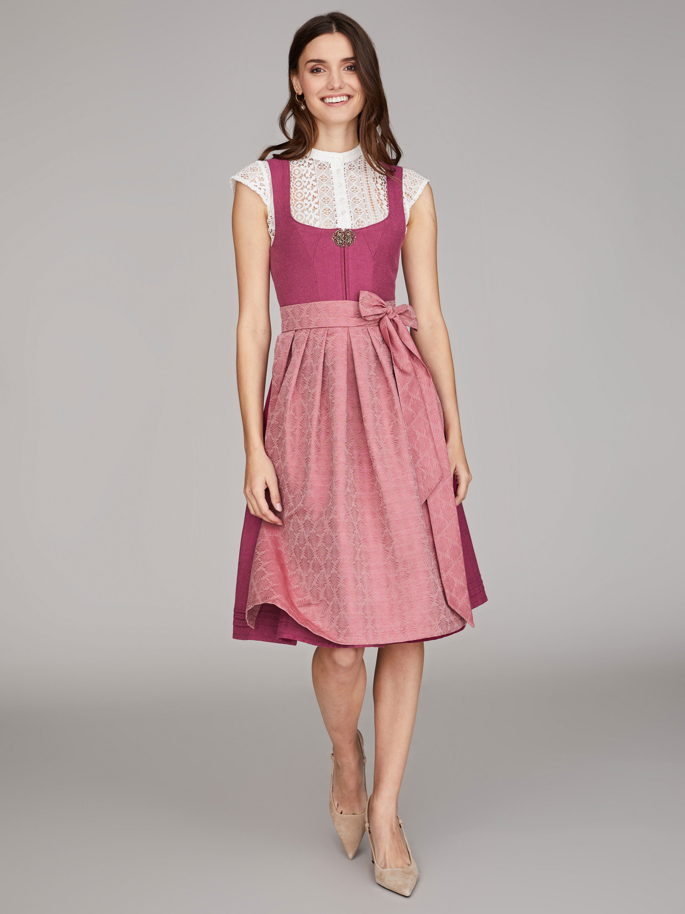 Beerenfarbenes Dirndl mit goldener Zierschnalle Beerenfarbenes Dirndl mit goldener Zierschnalle