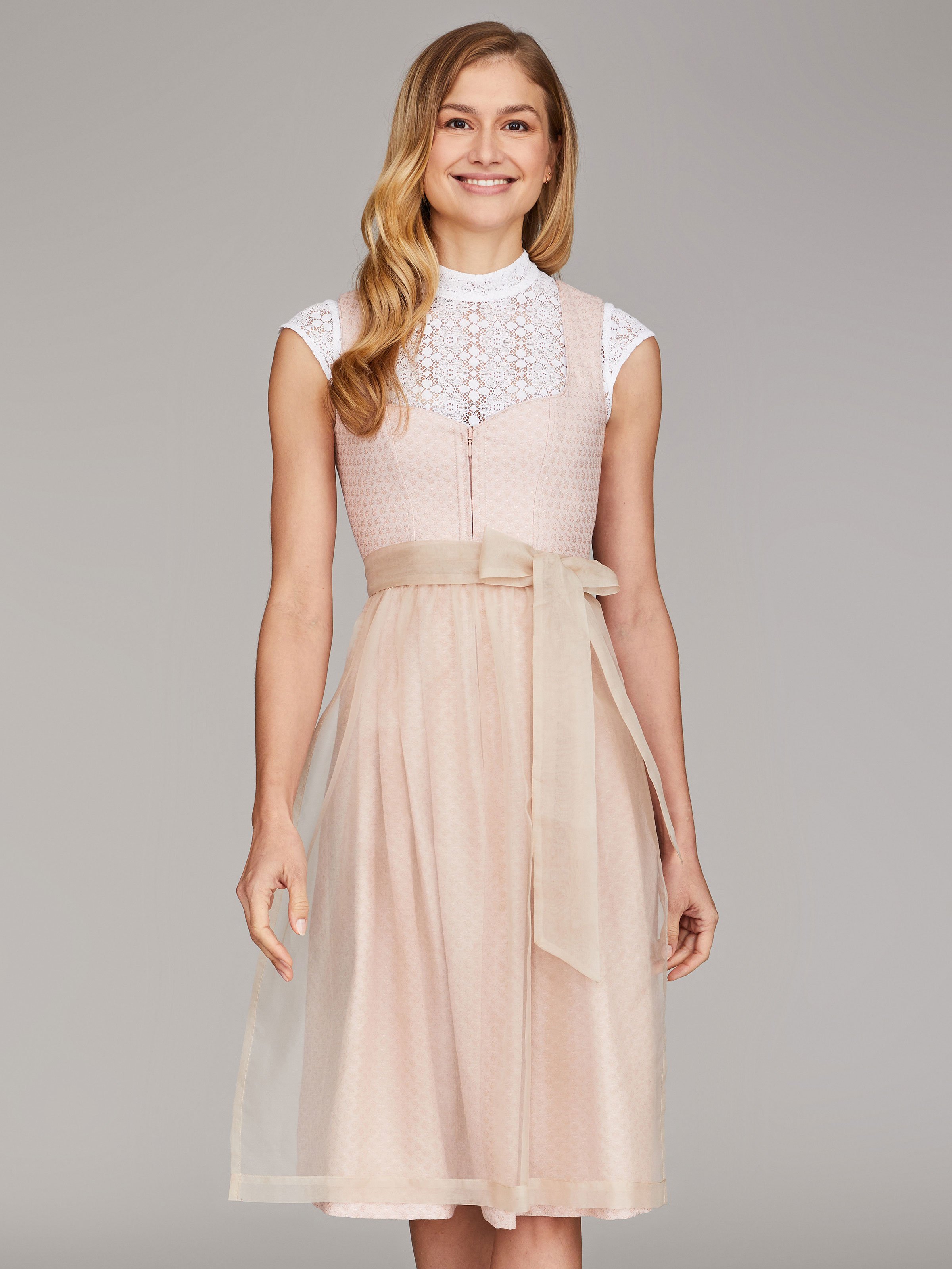 Hellrosa Dirndl mit Herzausschnitt Hellrosa Dirndl mit Herzausschnitt