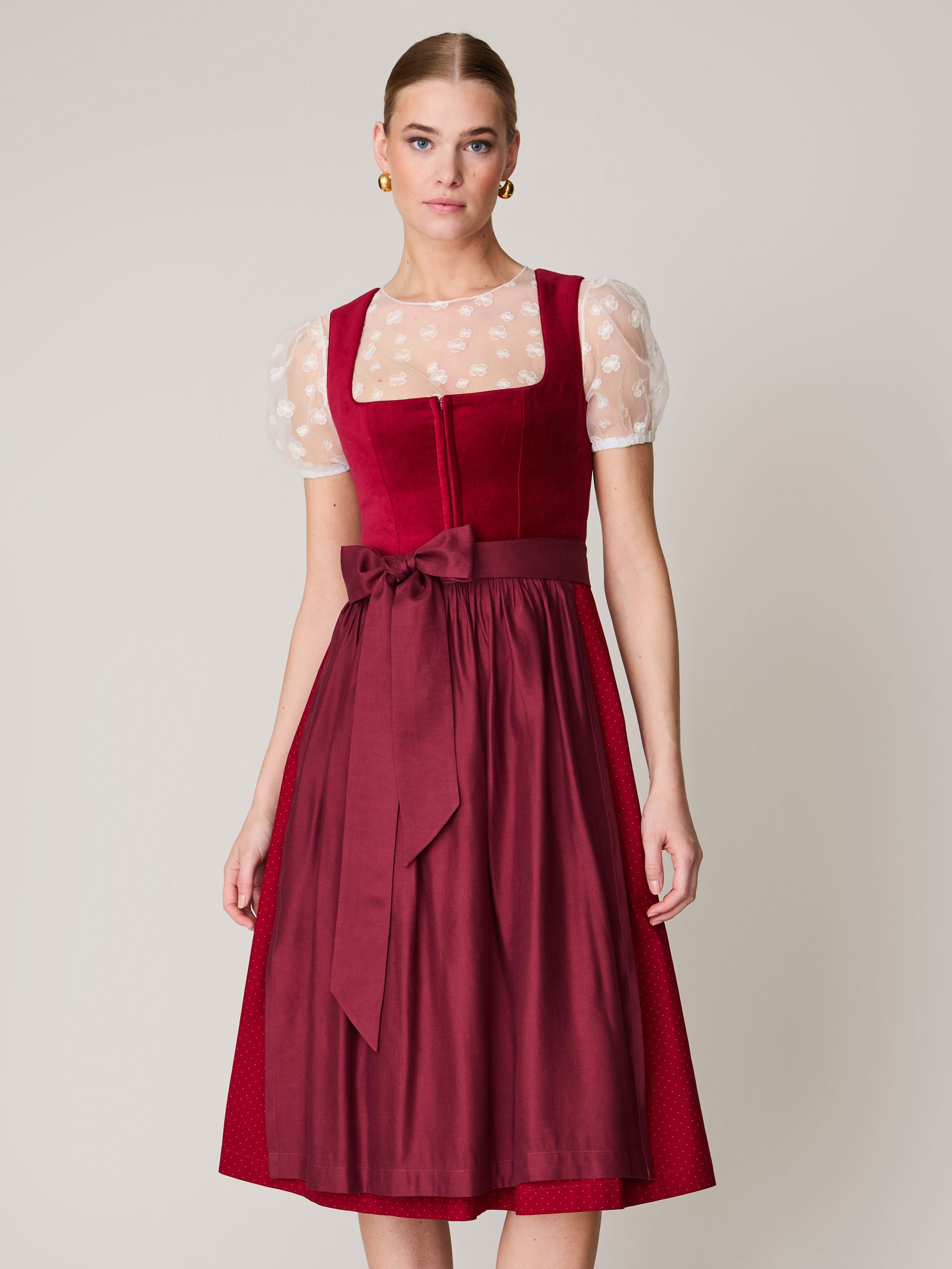 Dunkelrotes Dirndl mit Samtmieder