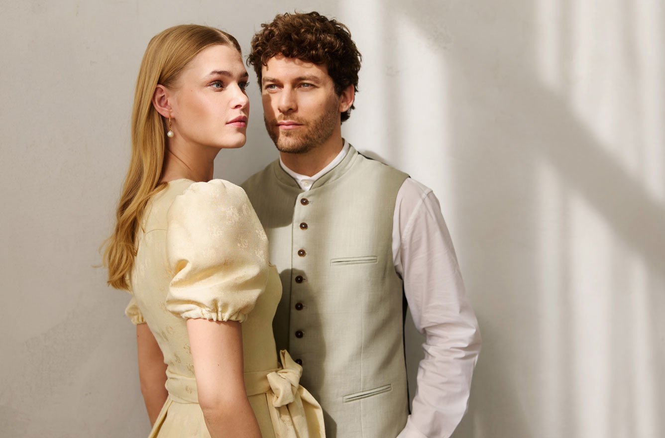 Dirndl mit Puffarm und Trachtenweste in Khaki 