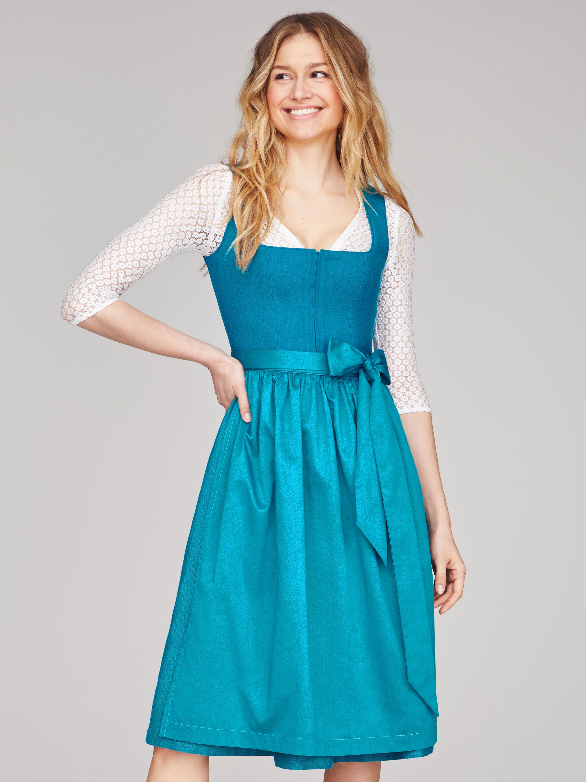 Petrolblaues Dirndl im Monochrome Look 