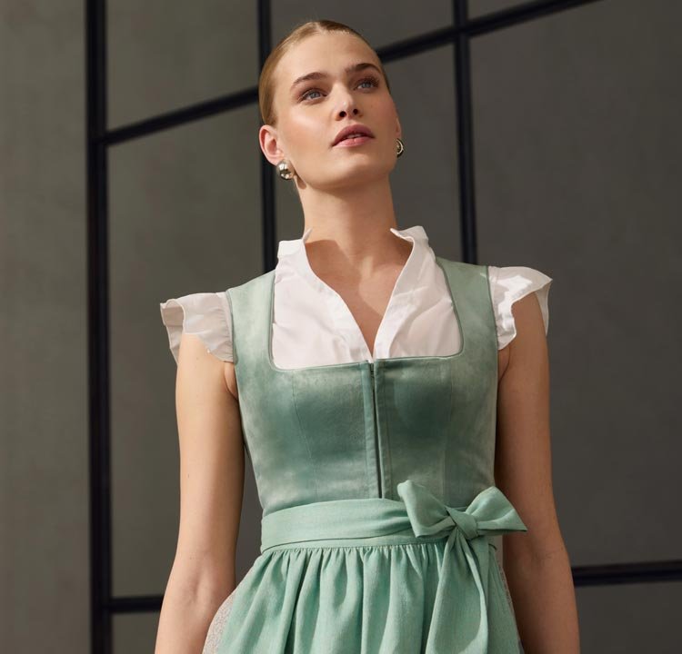 Hellgrünes Dirndl mit Samt-Mieder und Weiße Dirndlbluse
