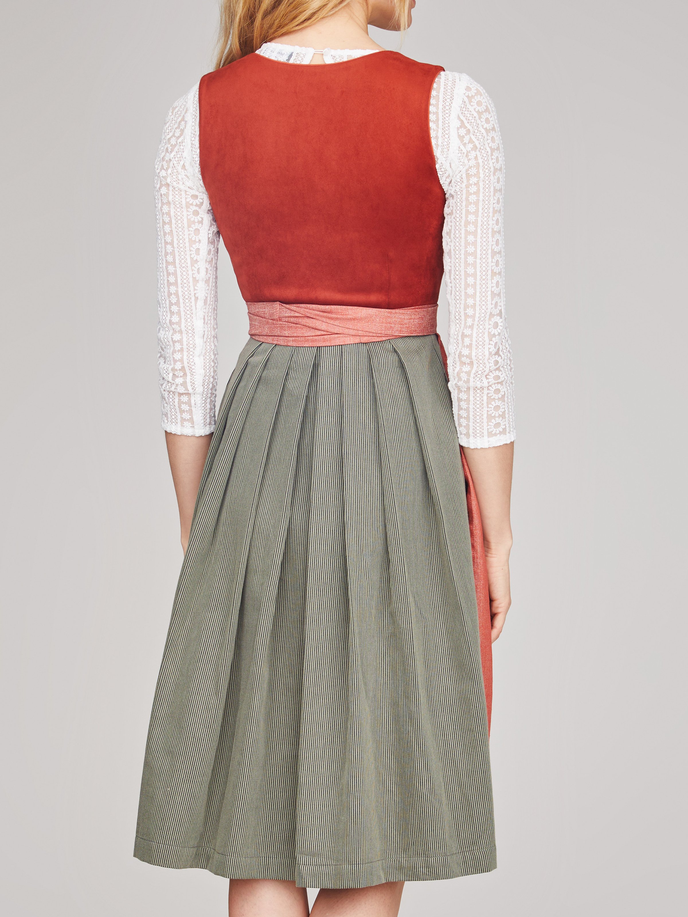 Rostrotes Dirndl mit Velours-Mieder Rostrotes Dirndl mit Velours-Mieder