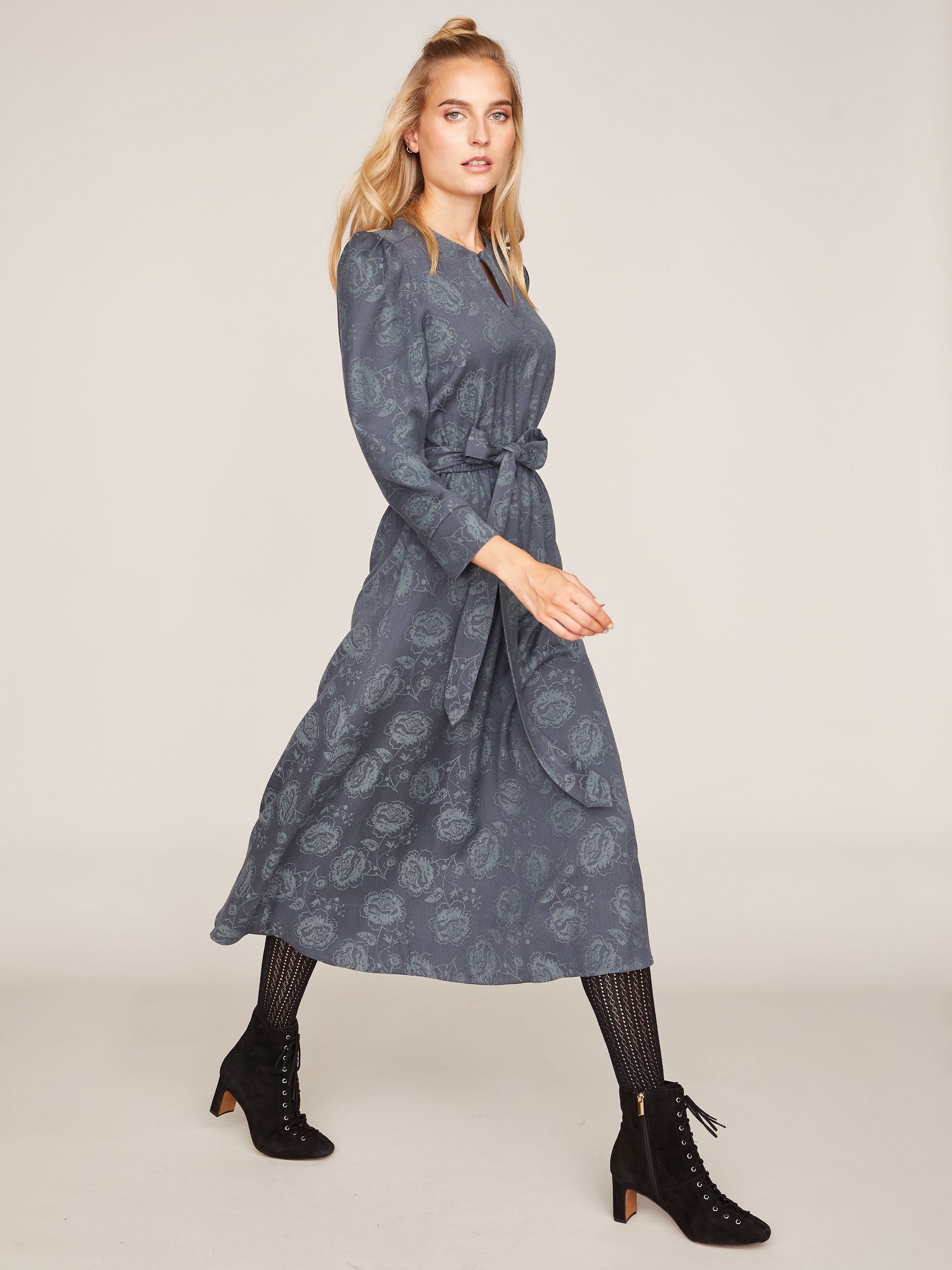 Blaues Kleid mit floralem Muster und Taillengürtel