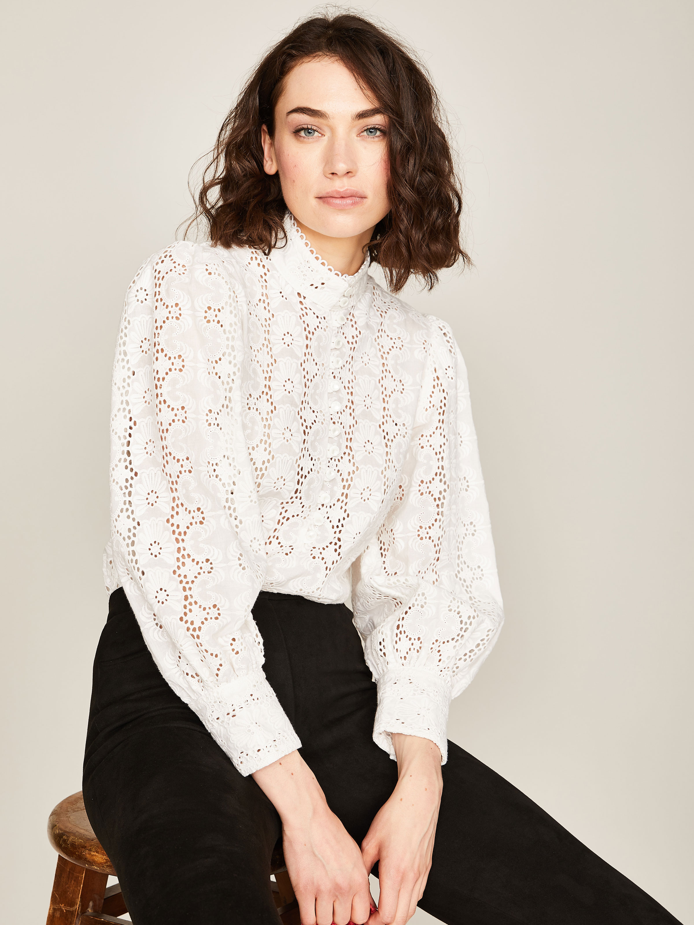 Weiße Bluse mit Lochstickerei
