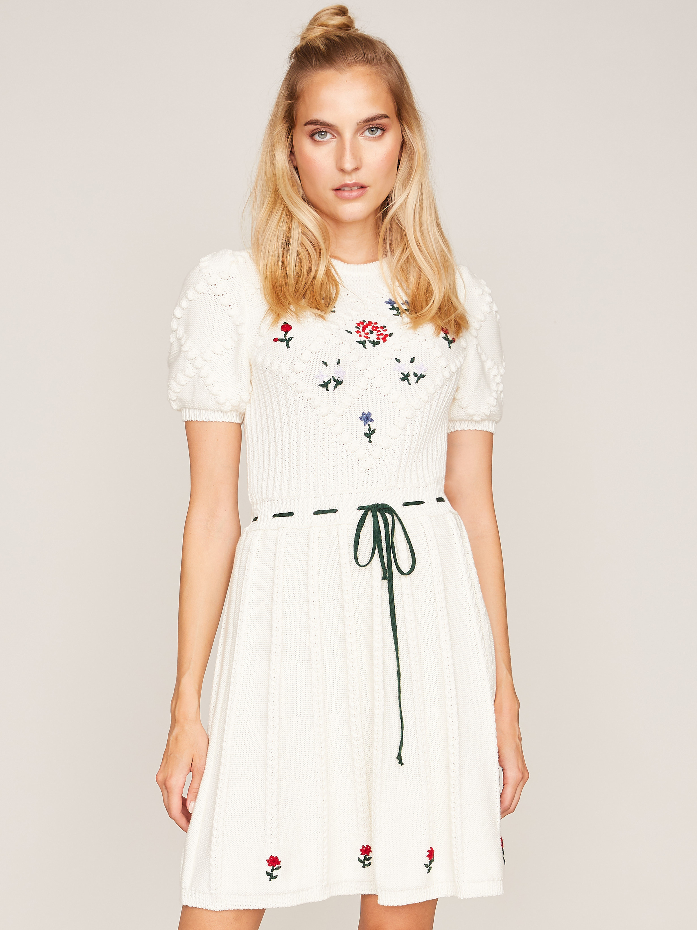 Weißes Strickkleid mit Blumenstickerei