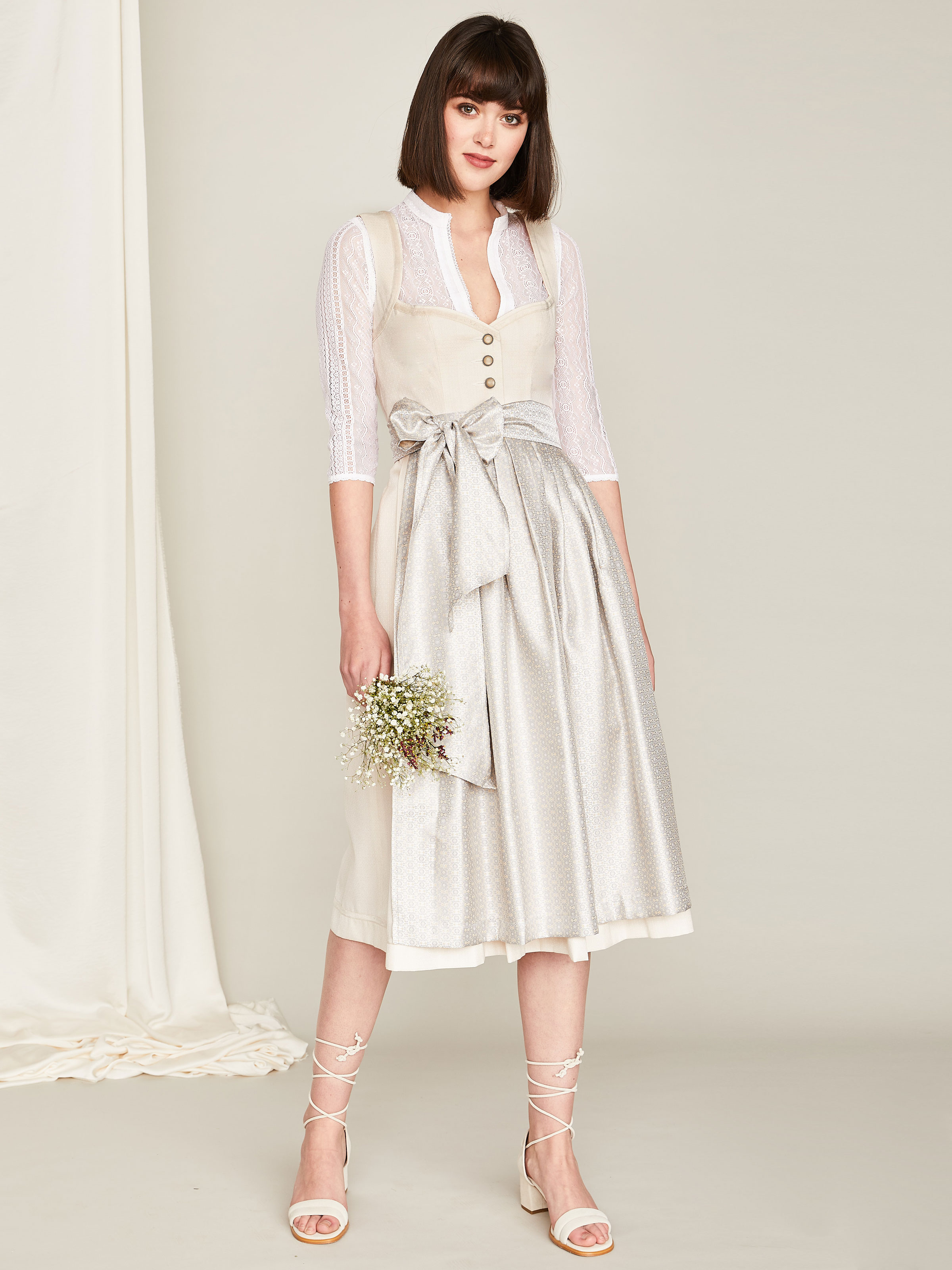 Sandfarbenes Dirndl mit glänzender Schürze Sandfarbenes Dirndl mit glänzender Schürze