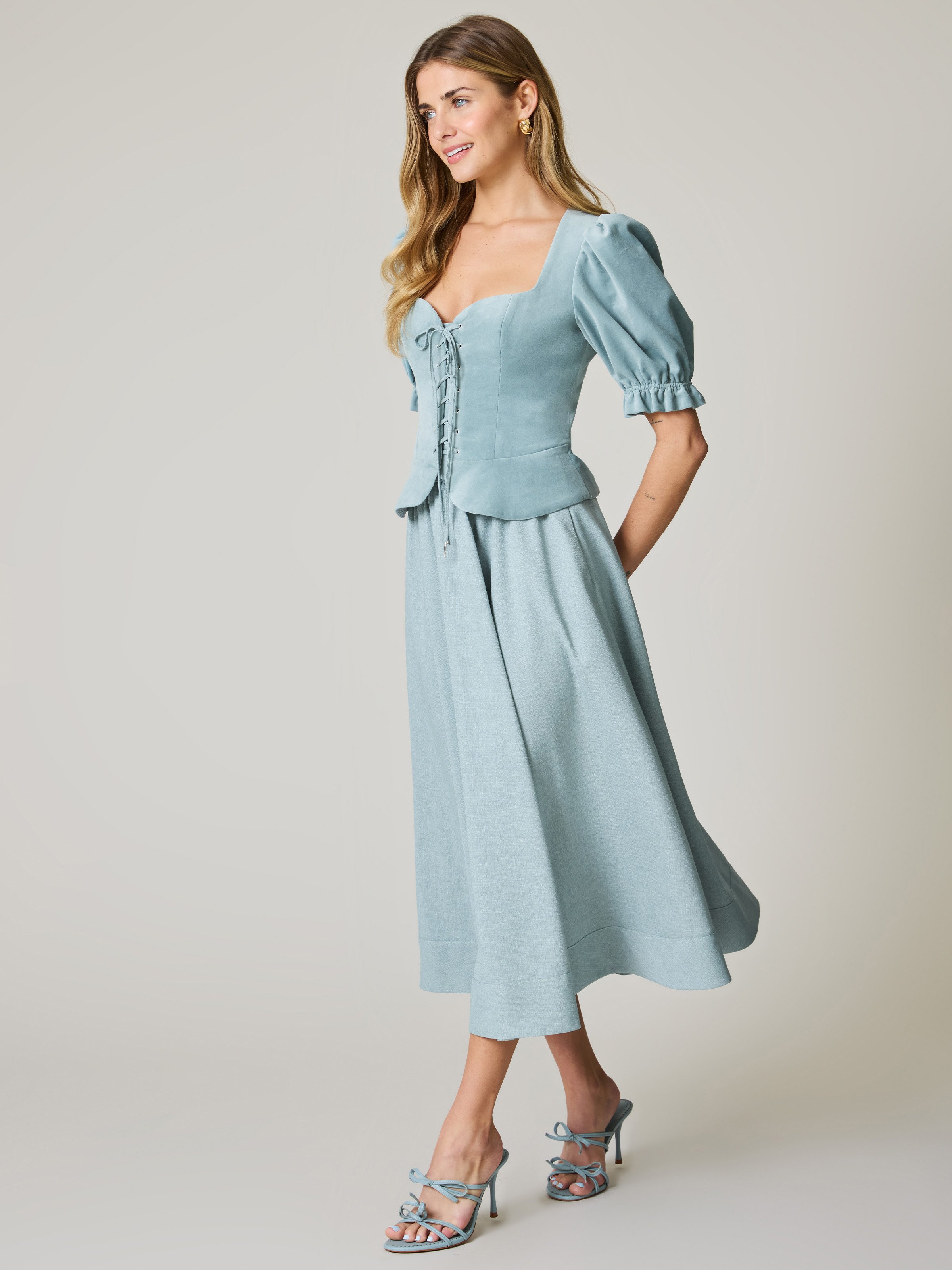 Hellblauer zweiteiler in Samt mit Miederschnürung