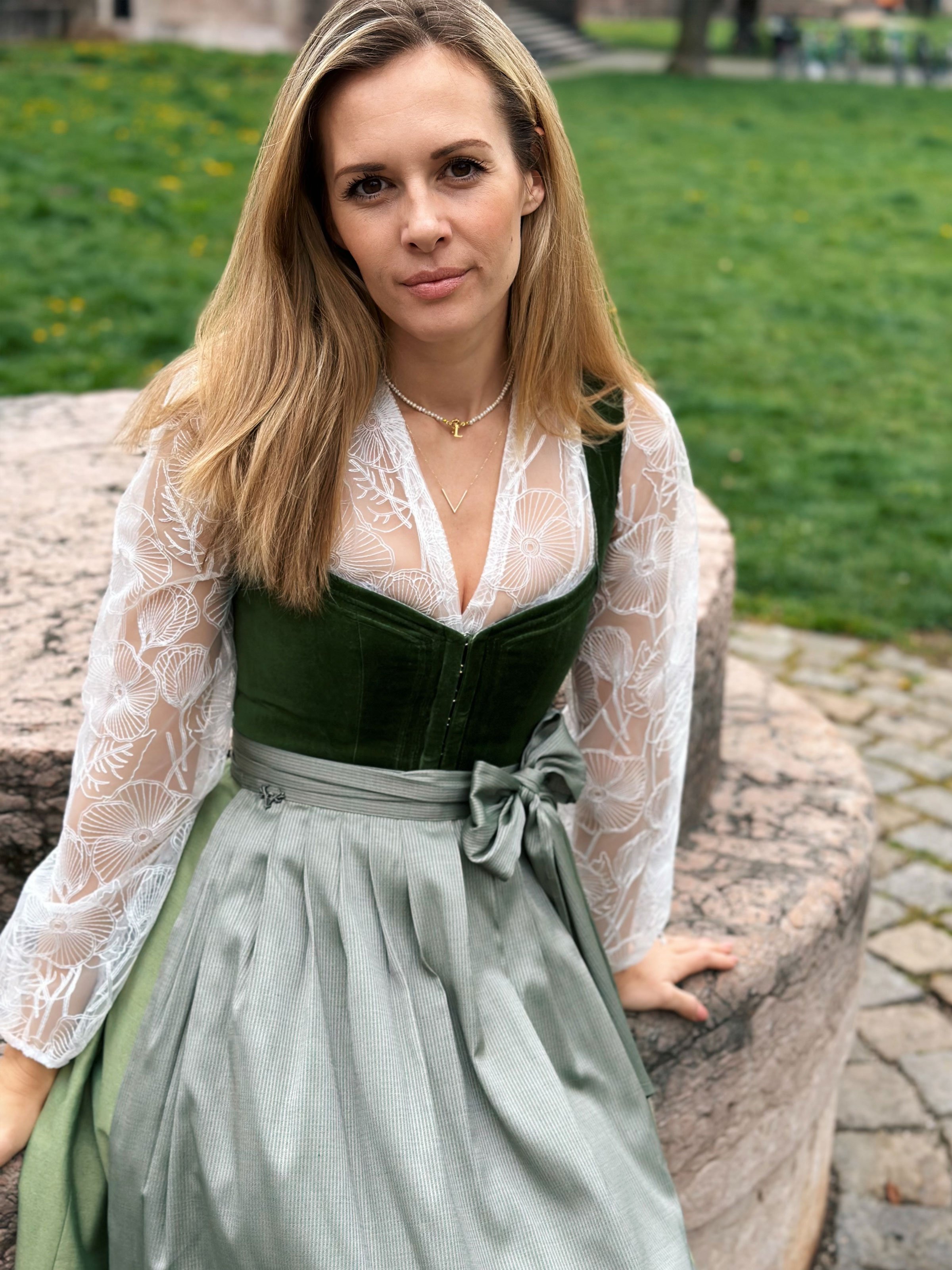 Waldgrünes Dirndl mit Samt-Mieder Waldgrünes Dirndl mit Samt-Mieder