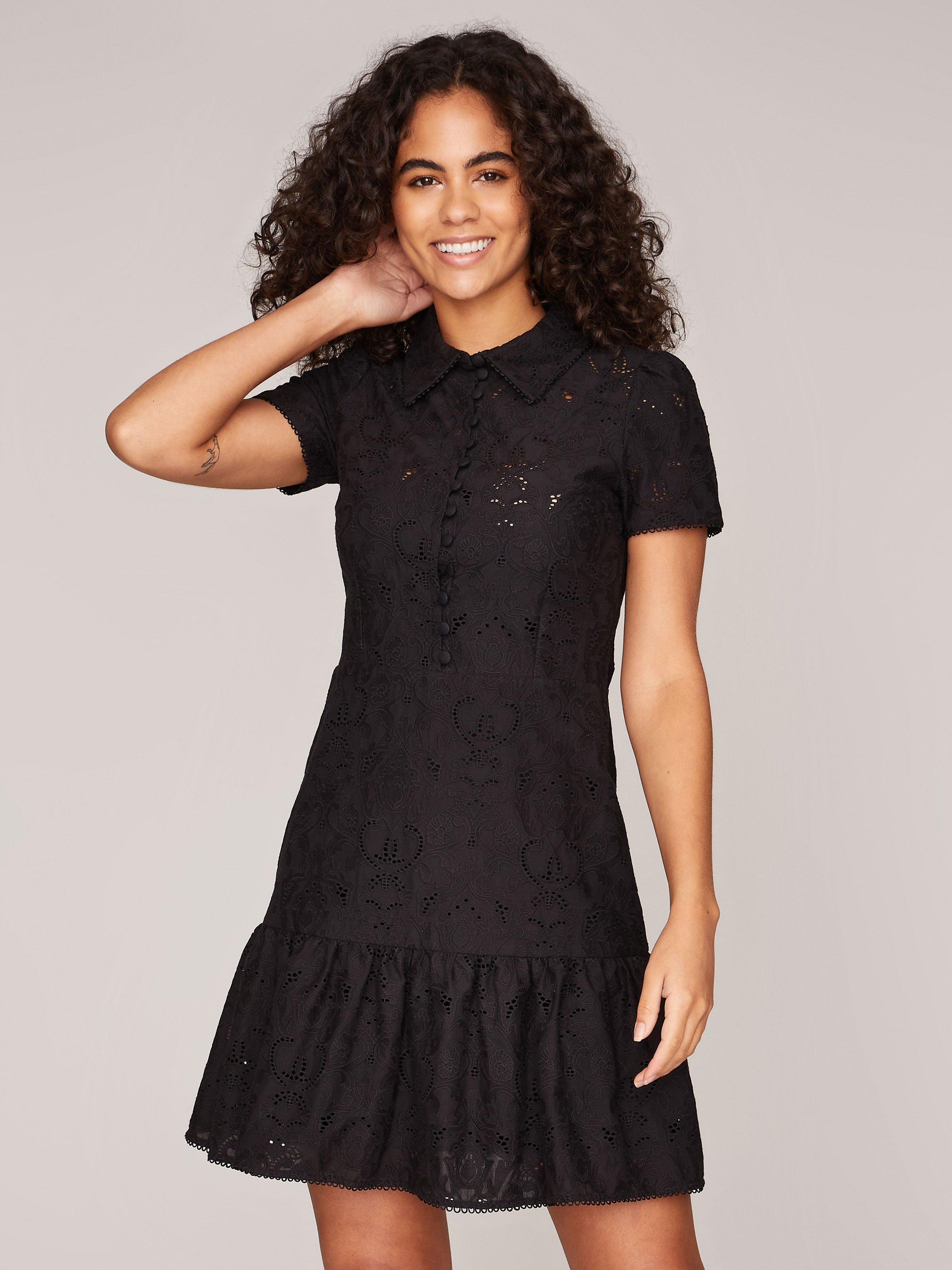 Schwarzes Sommerkleid aus Lochspitze