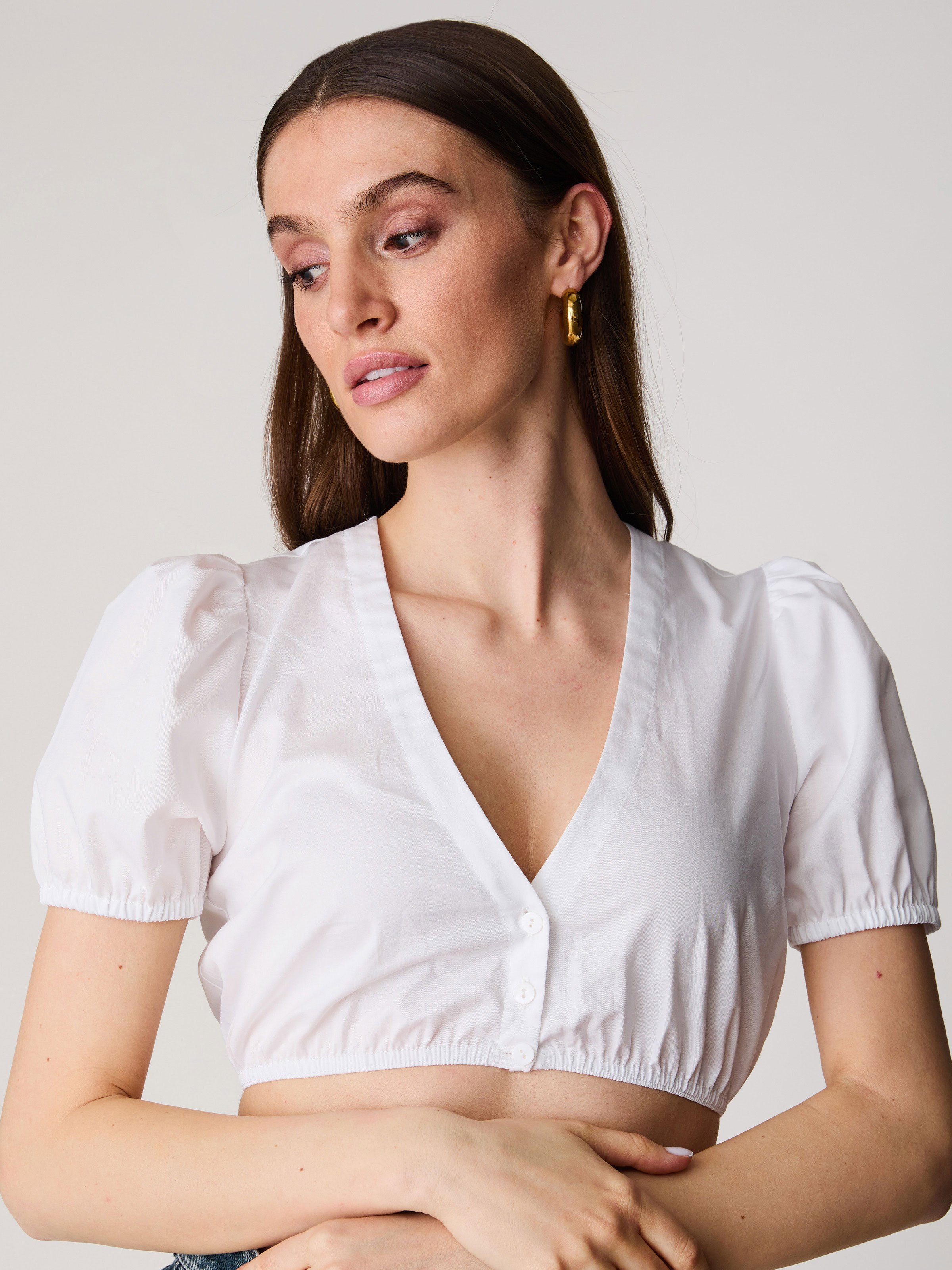 Weiße Dirndlbluse mit V-Auschnitt