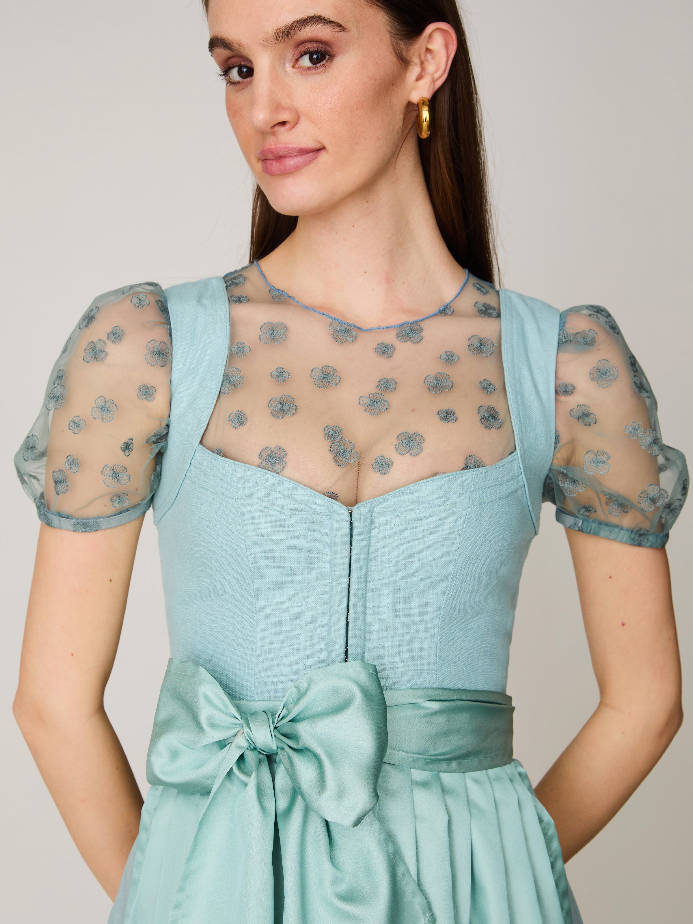 Hellblaues Dirndl mit Leinen-Mieder
