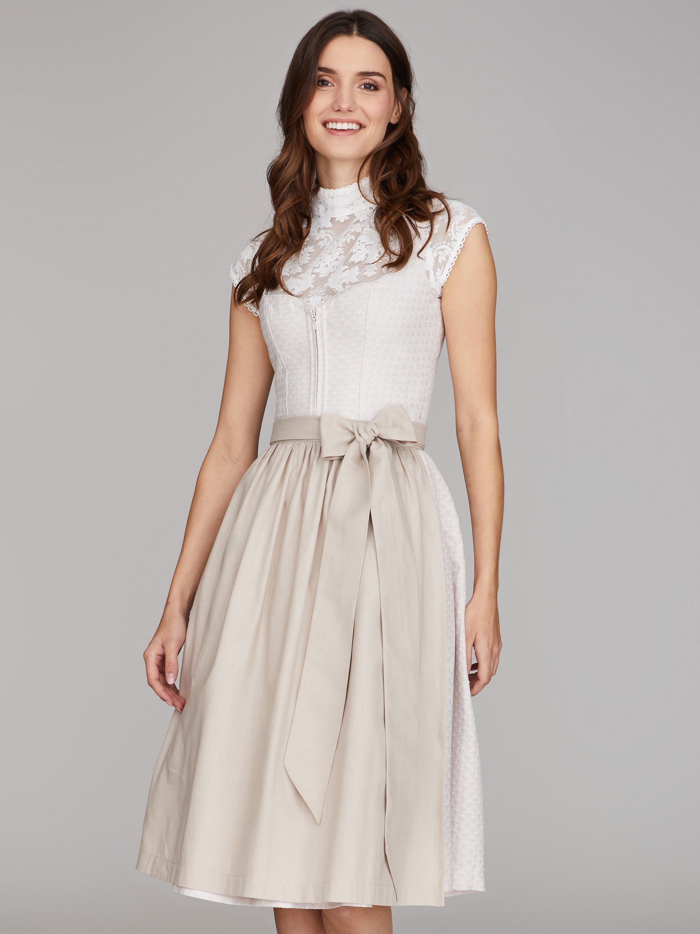 Cremefarbenes Dirndl mit Herzausschnitt