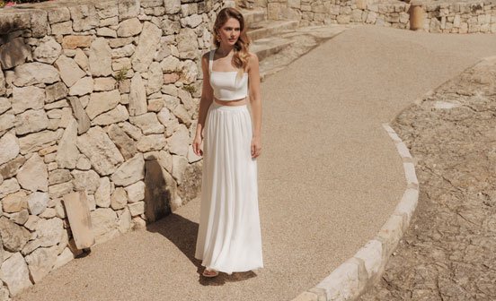 Braut Zweiteiler aus Braut-Top mit dicken Trägern und langem Braut-Rock mit Schlitz Braut Zweiteiler aus Braut-Top mit dicken Trägern und langem Braut-Rock mit Schlitz