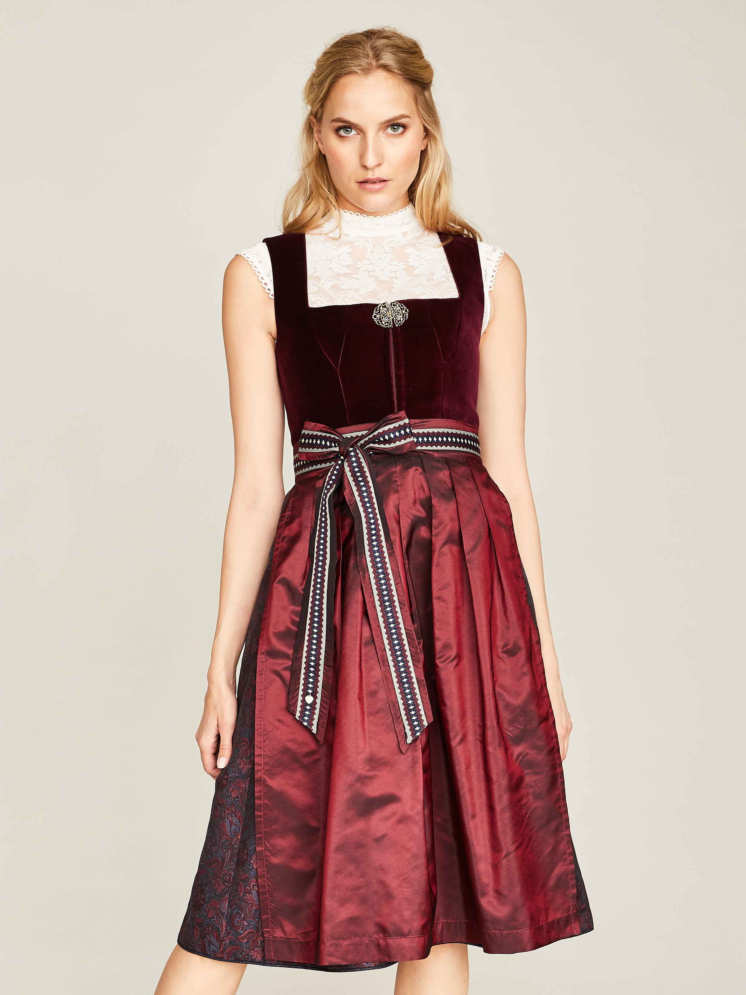 Beerenfarbenes Dirndl mit Seidenschürze