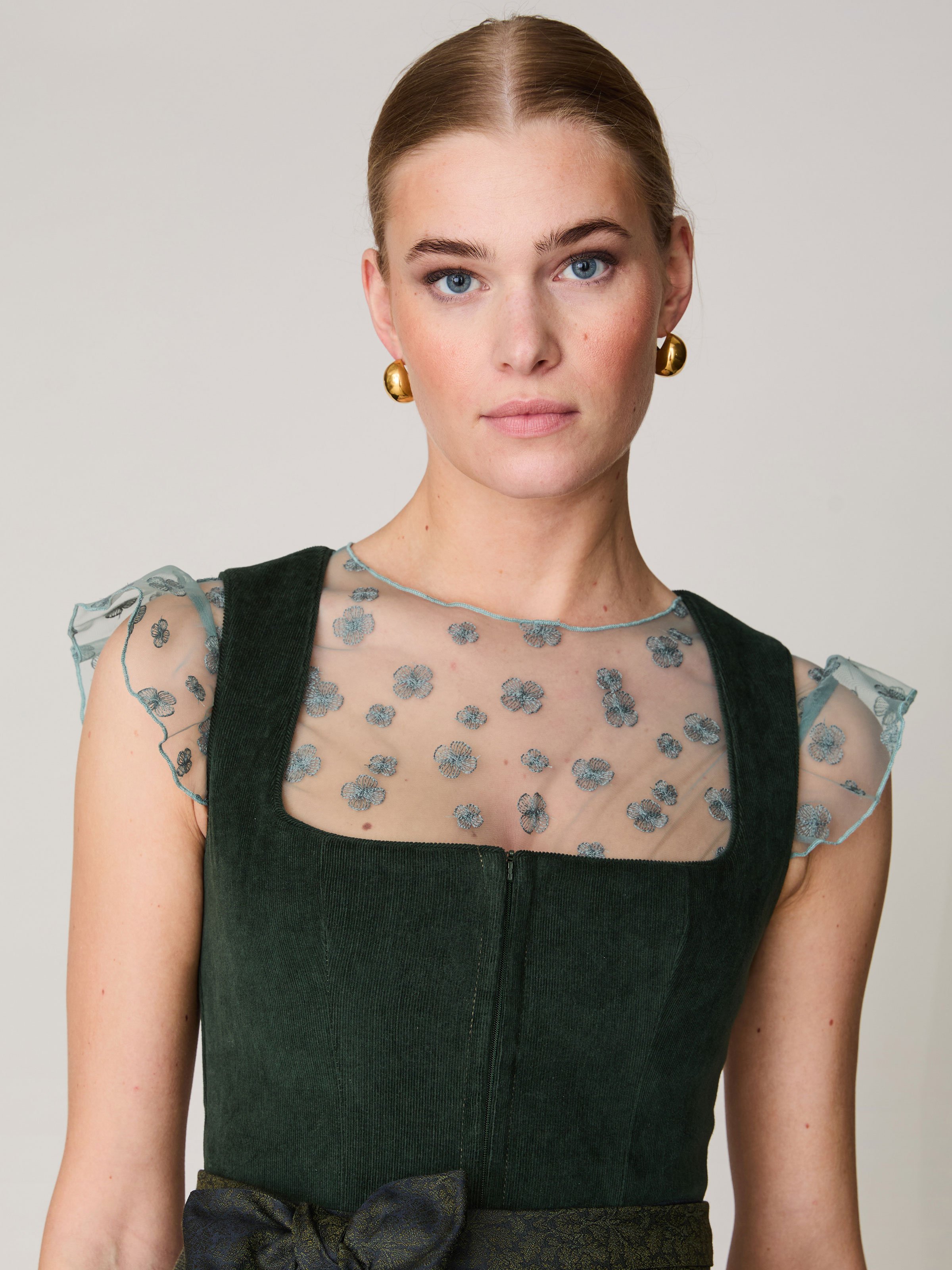 Dirndlbluse in Salbei mit Flügelärmel