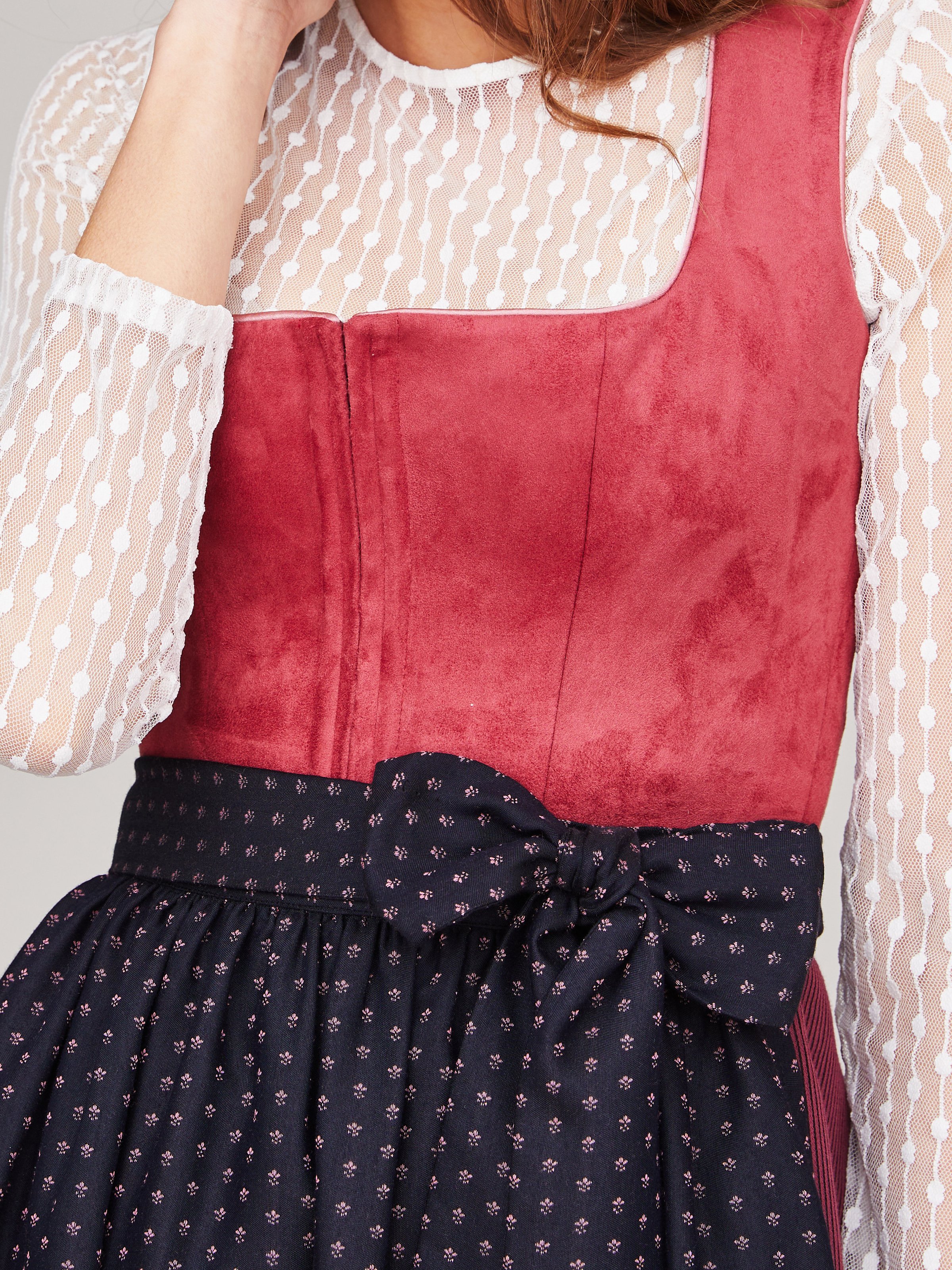 Beerenfarbenes Dirndl mit Velours-Mieder Beerenfarbenes Dirndl mit Velours-Mieder