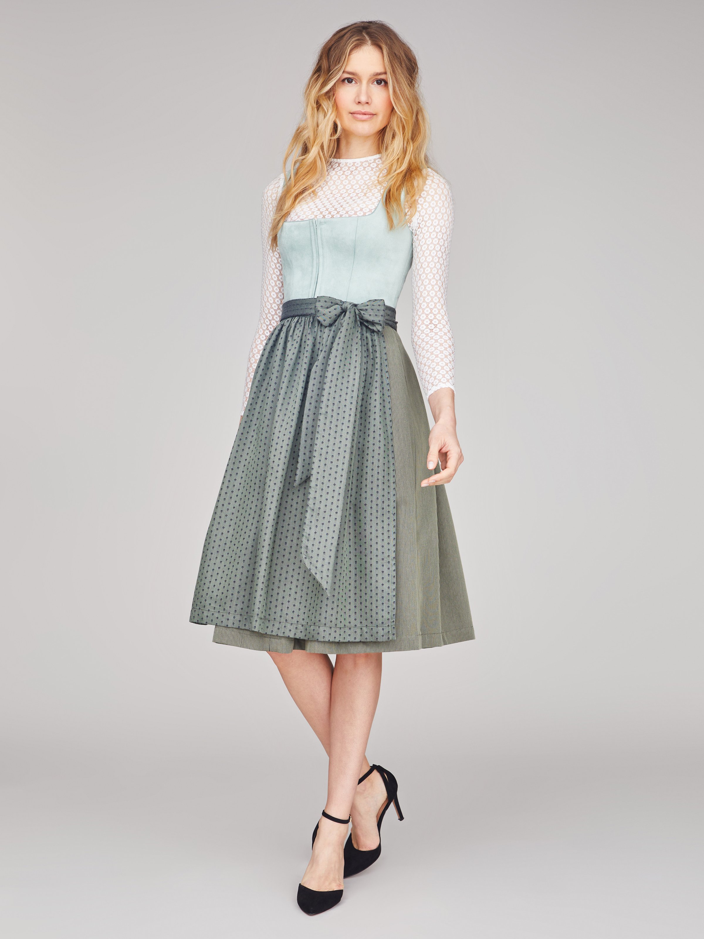 Dirndl mit Velours-Mieder in hellem Türkis Dirndl mit Velours-Mieder in hellem Türkis