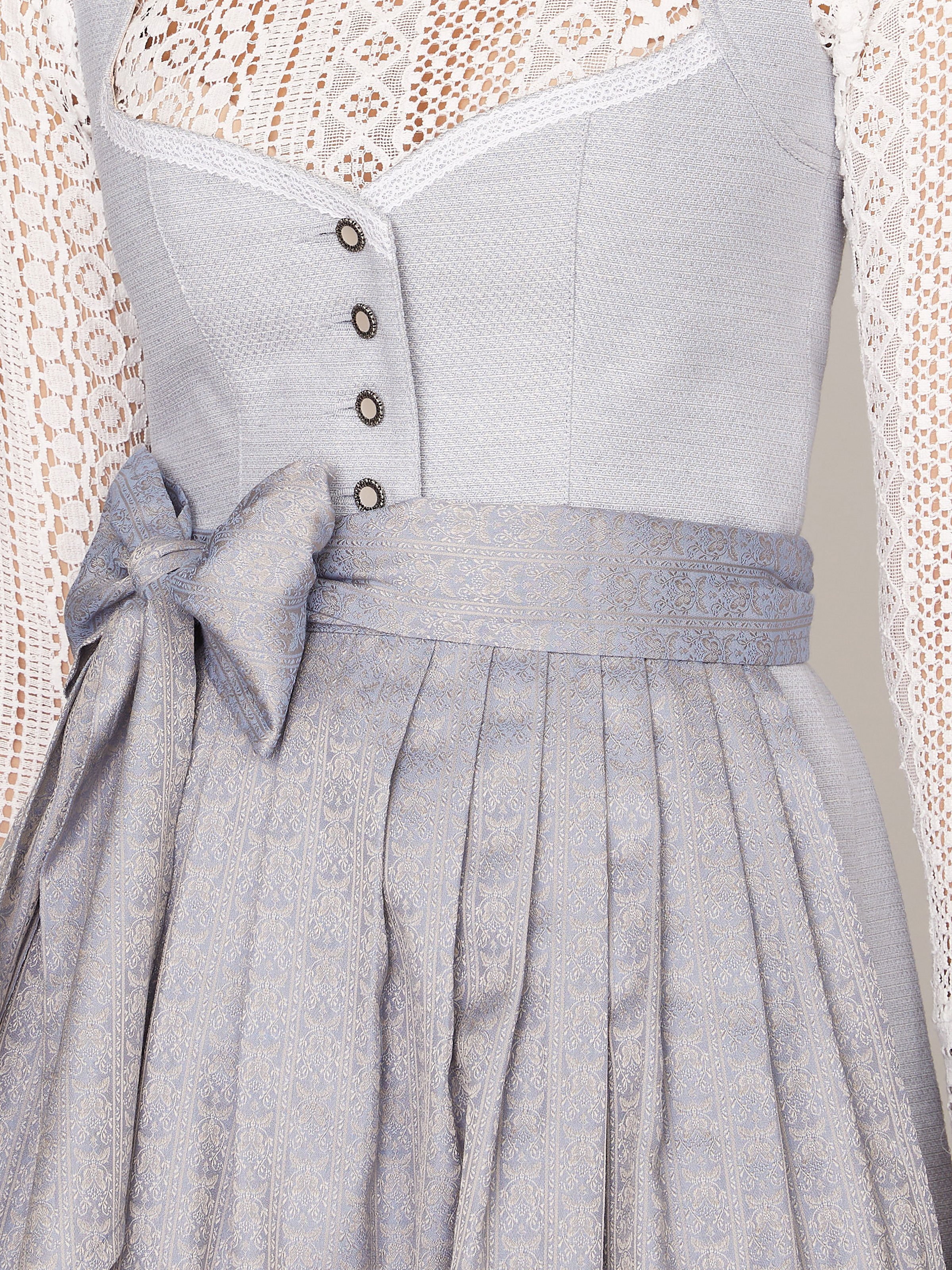 Eisblaues Dirndl mit Herzausschnitt Eisblaues Dirndl mit Herzausschnitt
