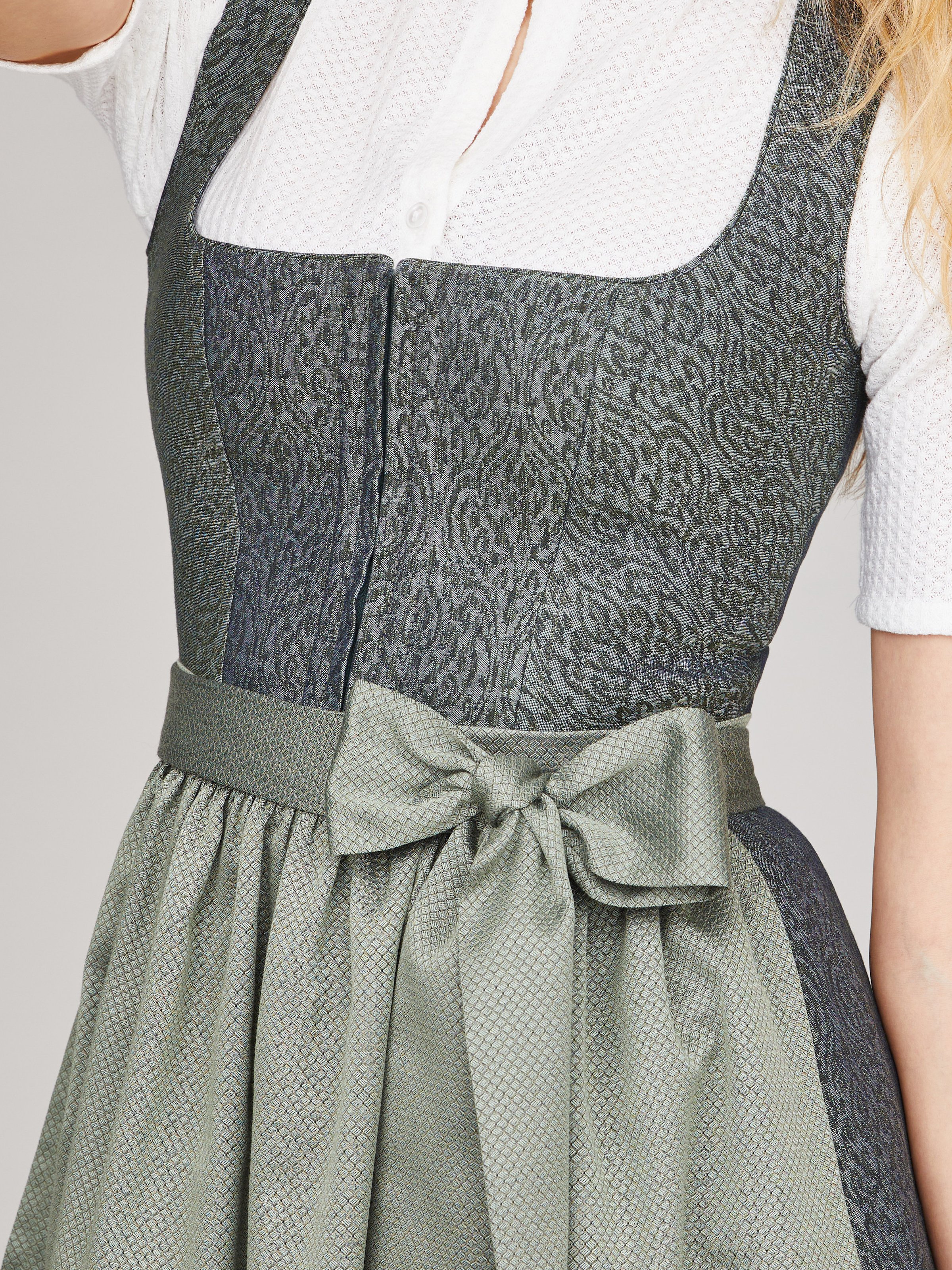 Dunkelgrün schimmerndes Dirndl Dunkelgrün schimmerndes Dirndl