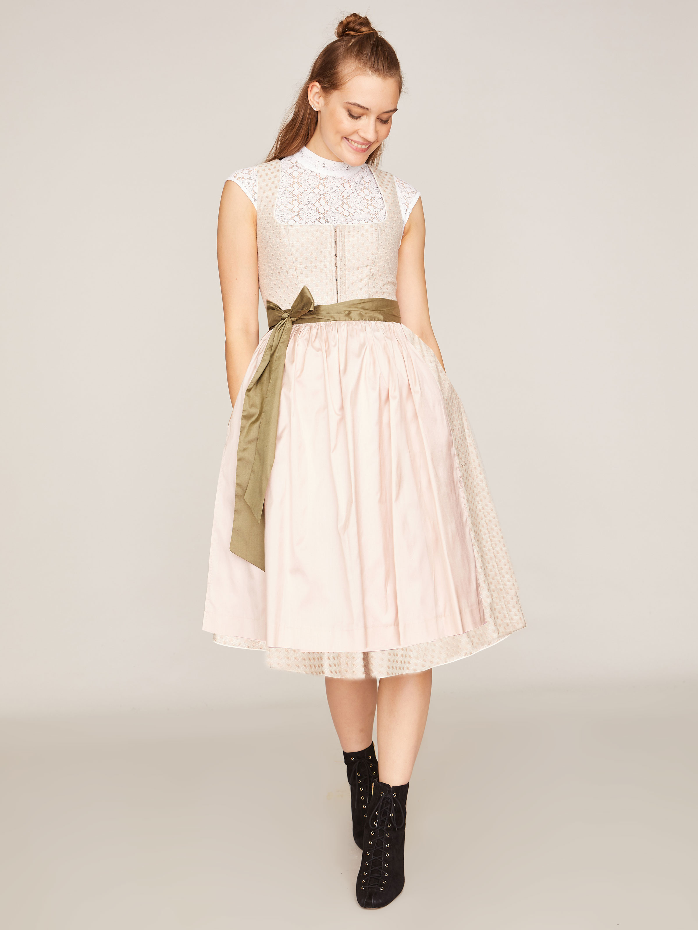 Puderrosa-farbenes Dirndl mit feiner Webstruktur