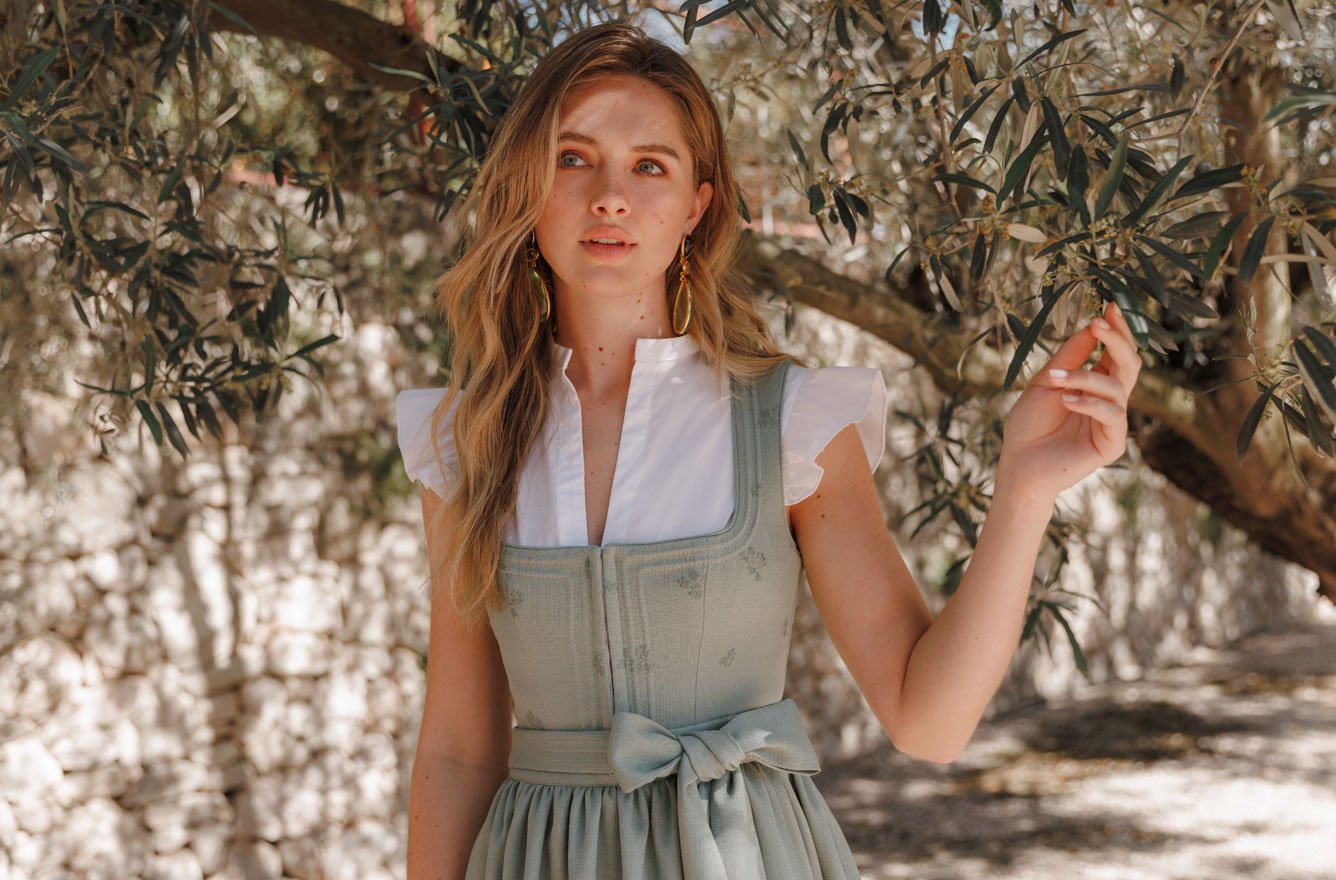 Dirndl mit Blumstickerei in Grün  Dirndl mit Blumstickerei in Grün