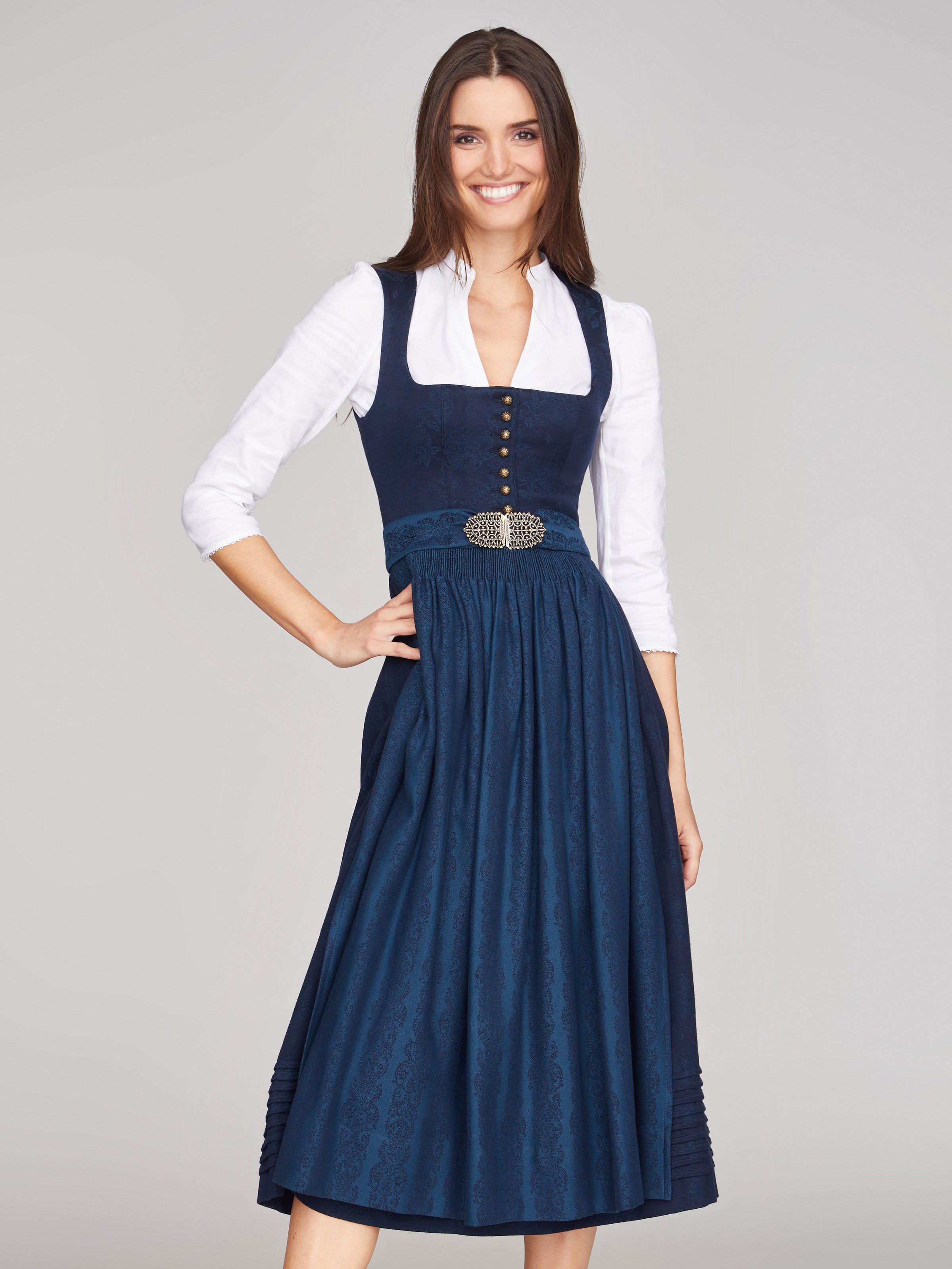 Weiße Dirndlbluse mit langen Armen Weiße Dirndlbluse mit langen Armen