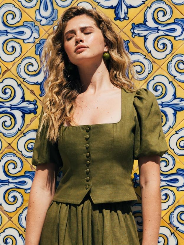 Dreiteiler Dirndl in Moosgrün mit separatem Mieder und Knopfleiste Dreiteiler Dirndl in Moosgrün mit separatem Mieder und Knopfleiste