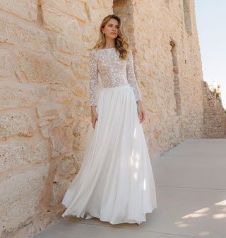 Langes Brautkleid mit rückenfreiem Spitzen-Oberteil und ausgestelltem Rock