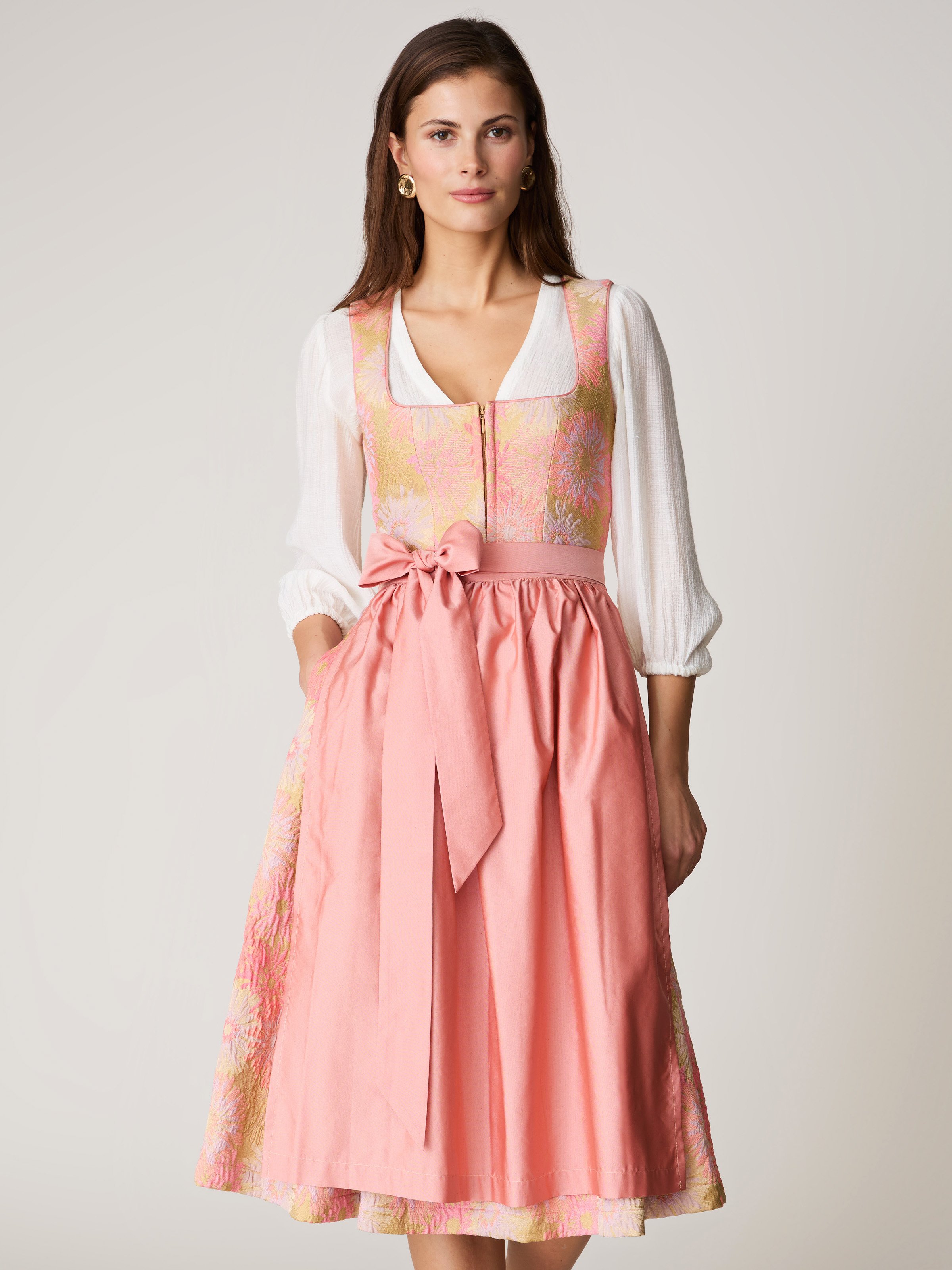 Rosa-farbenes Dirndl mit Blumenmuster