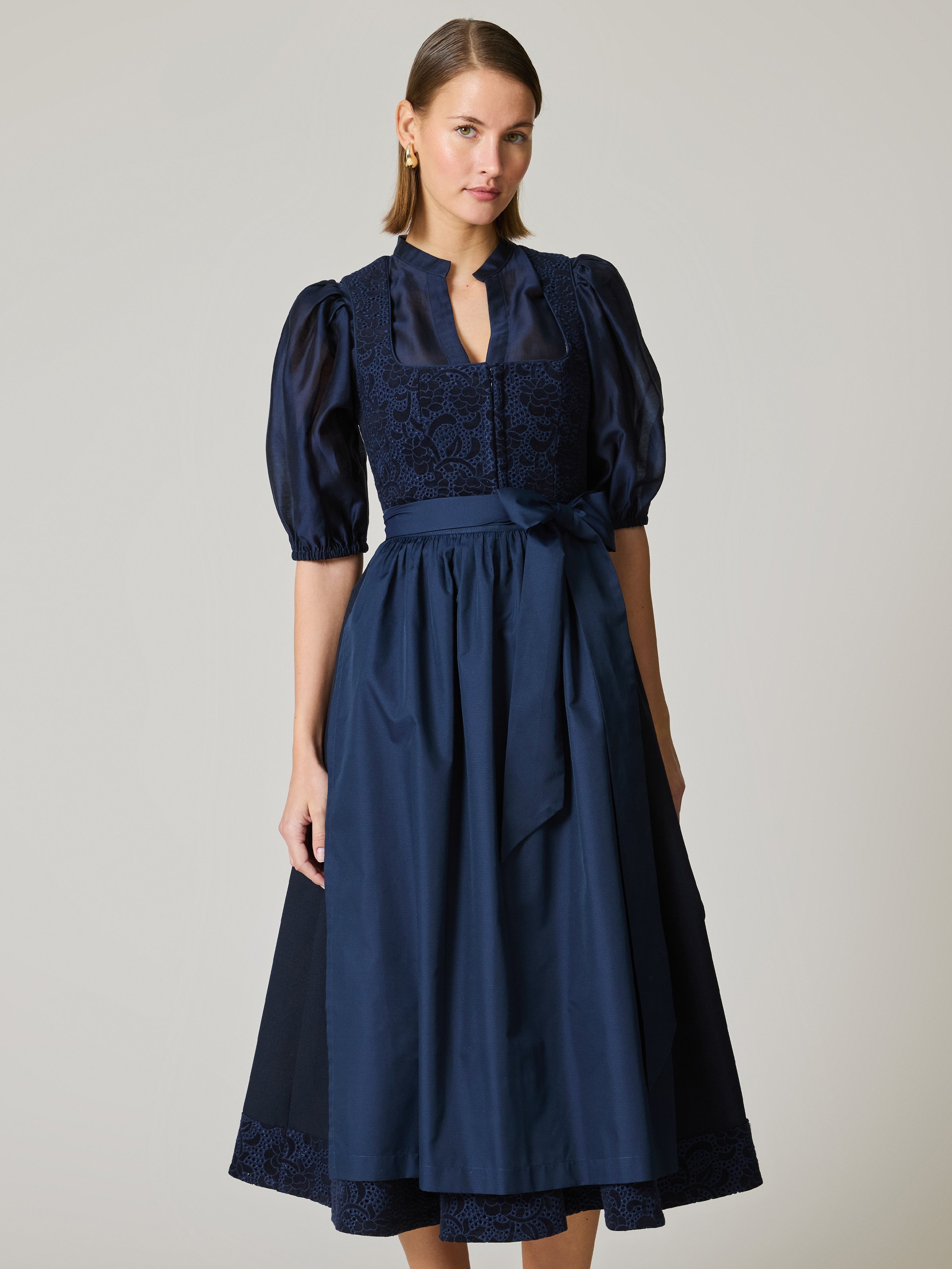 Dunkelblaues Dirndl aus Lochspitze