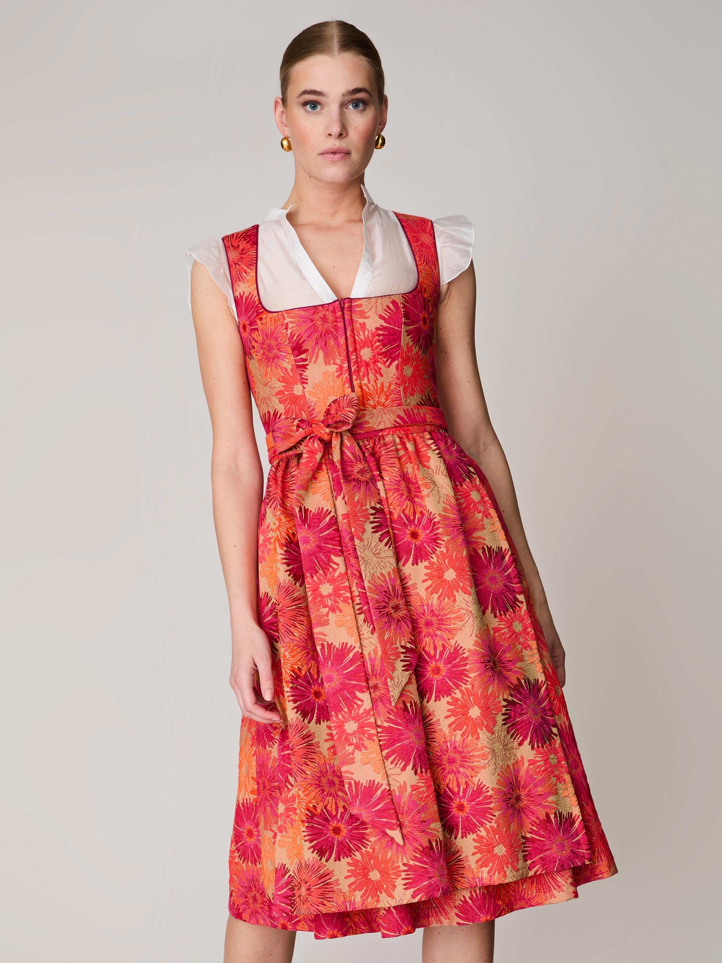 Pinkes Dirndl mit Blumenmuster