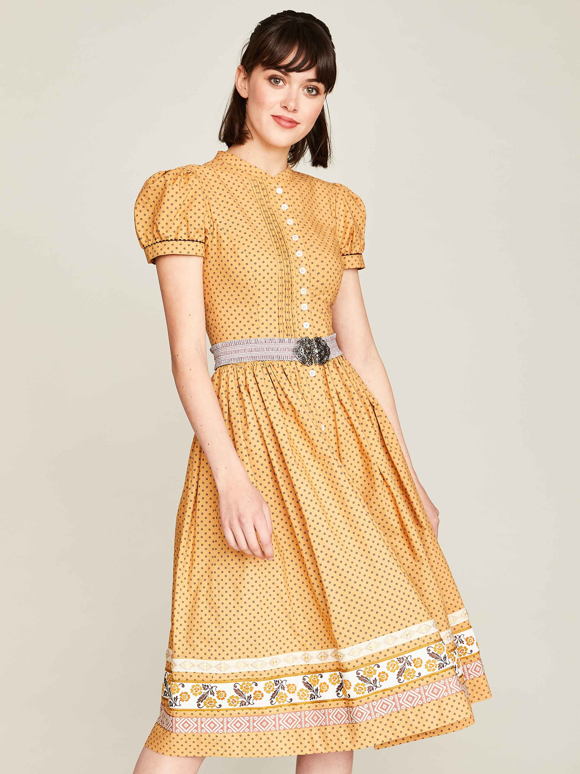 Senf-farbenes Kleid mit Gürtel