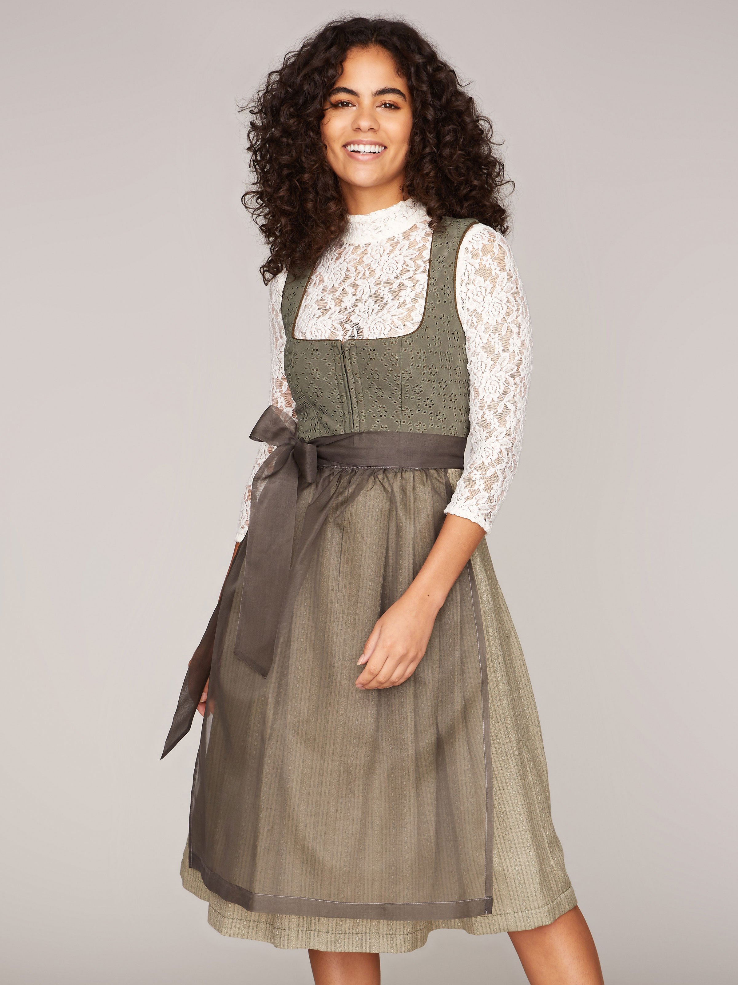 Olivgrünes Dirndl mit 2 Schürzen