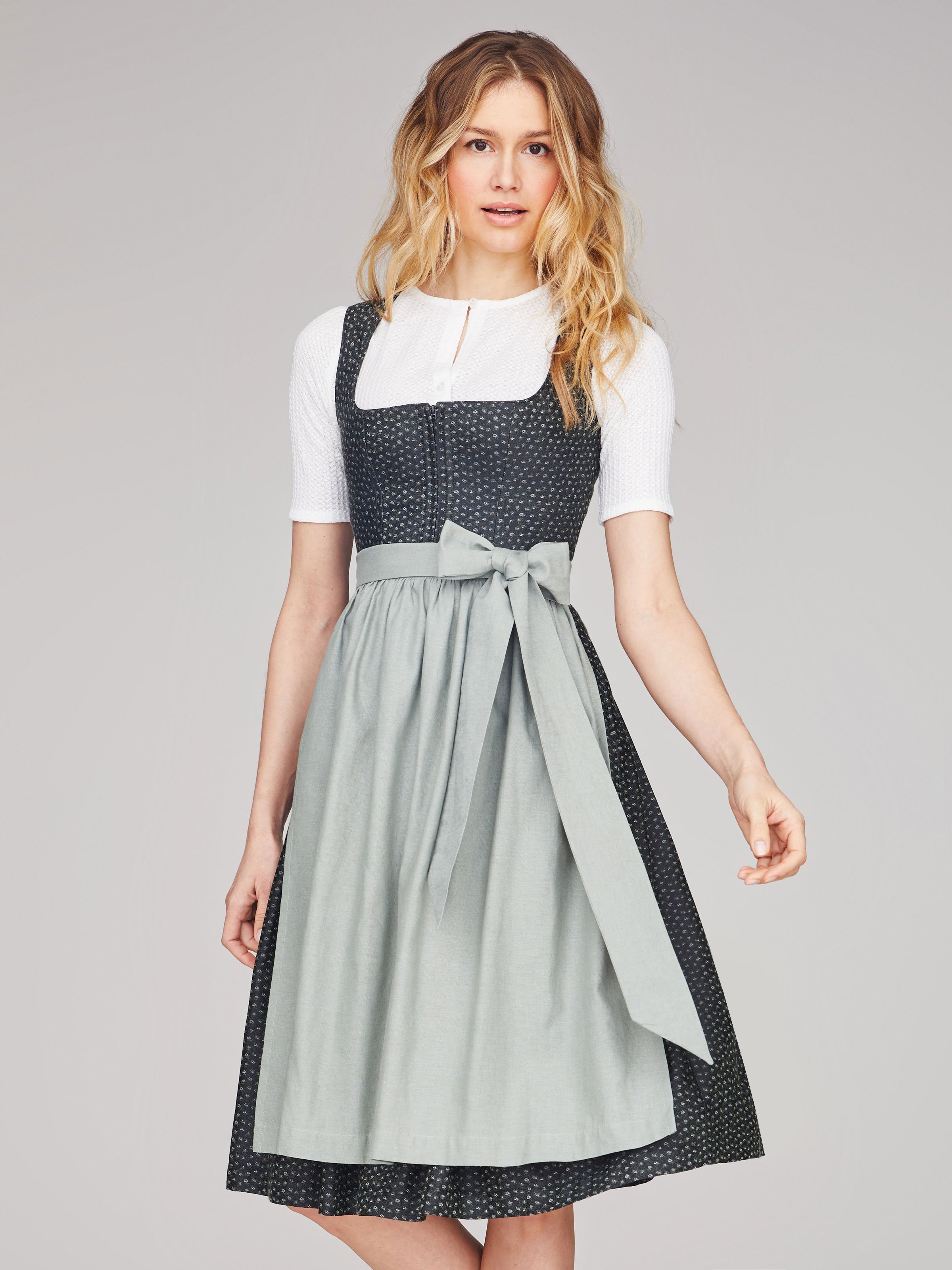 Geblümtes schwarzes Dirndl