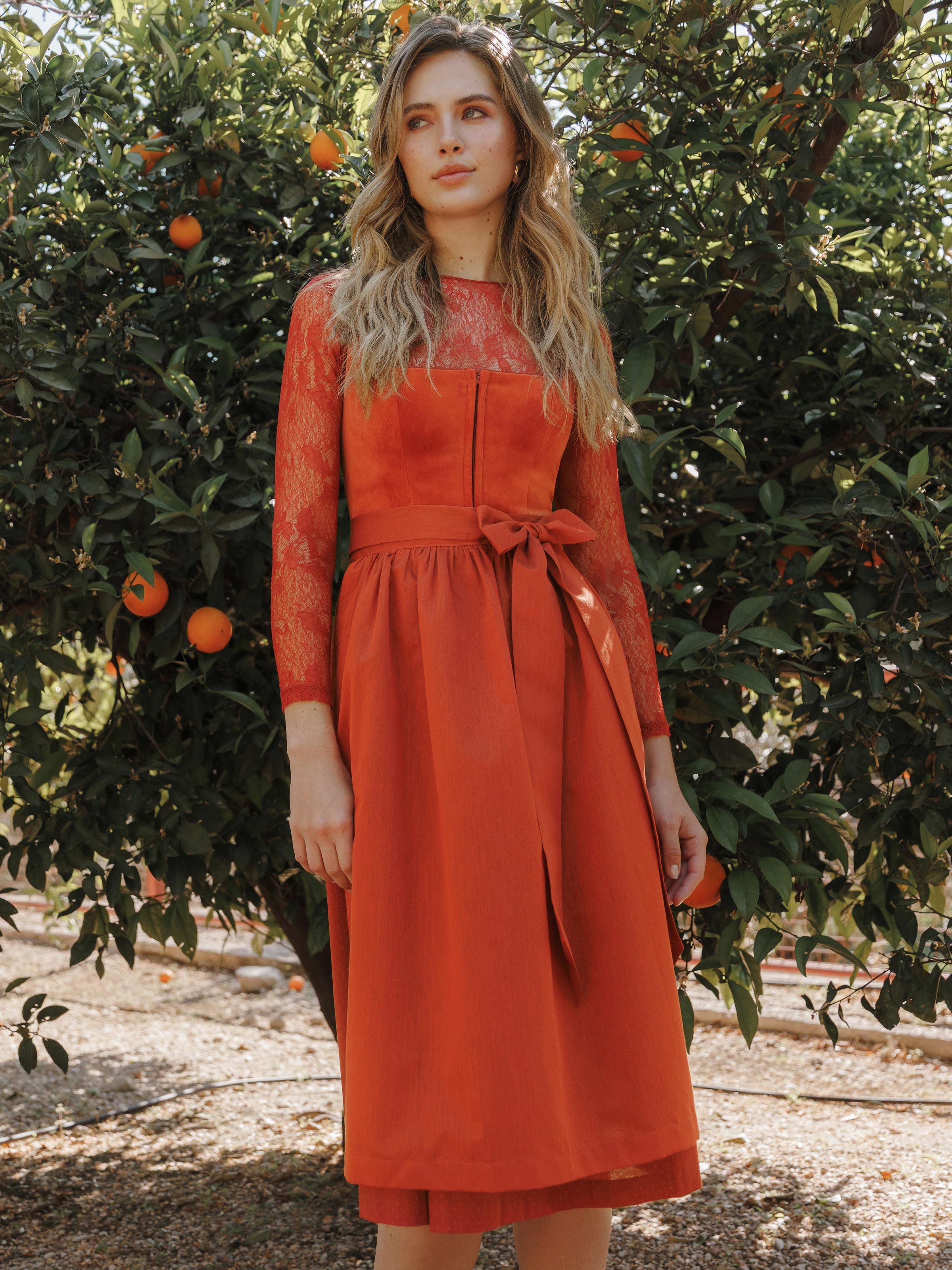 Orangefarbenes Dirndl mit Samt-Mieder