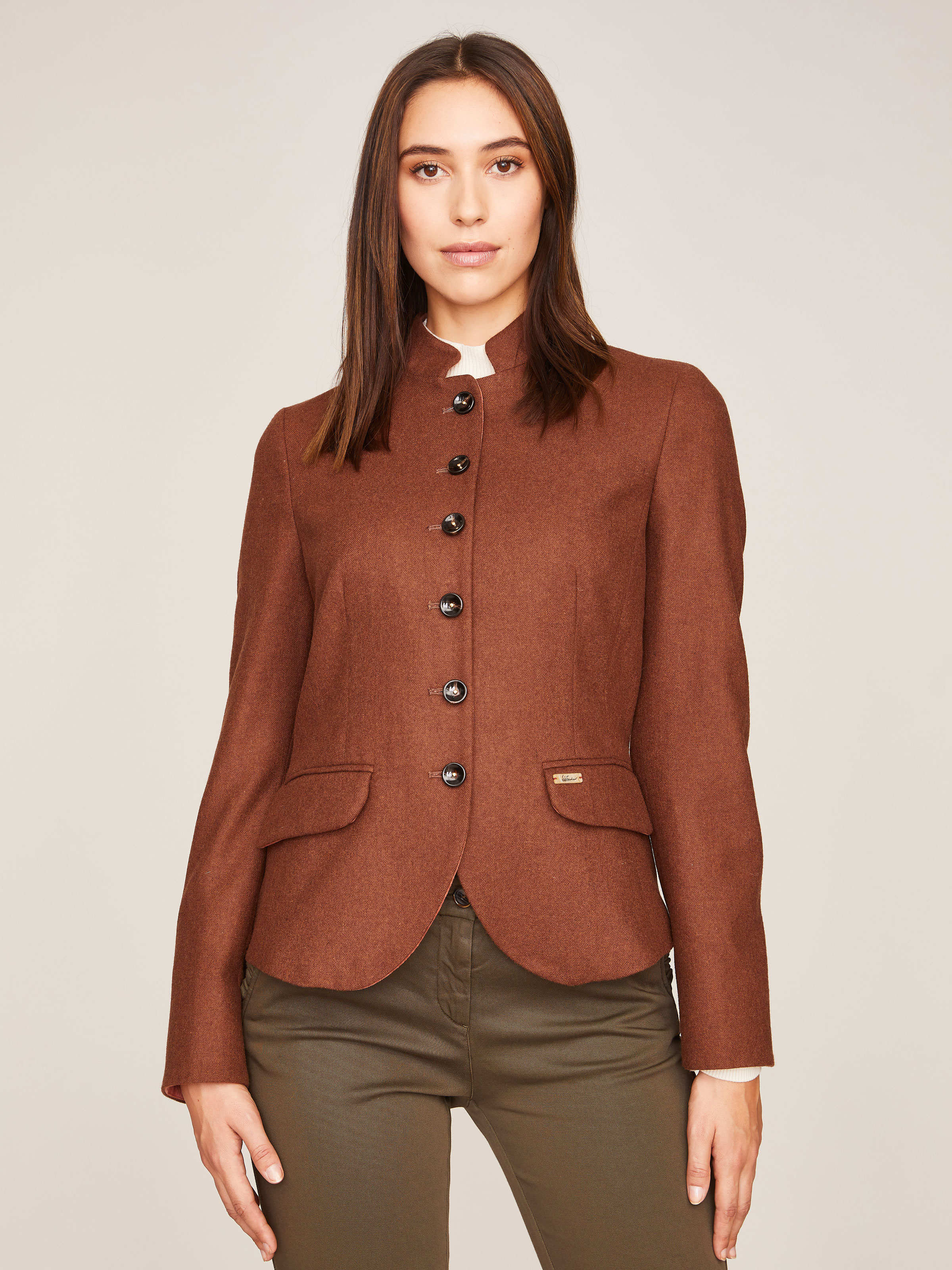 Braune Jacke mit Stehkragen und Schmuckknöpfen