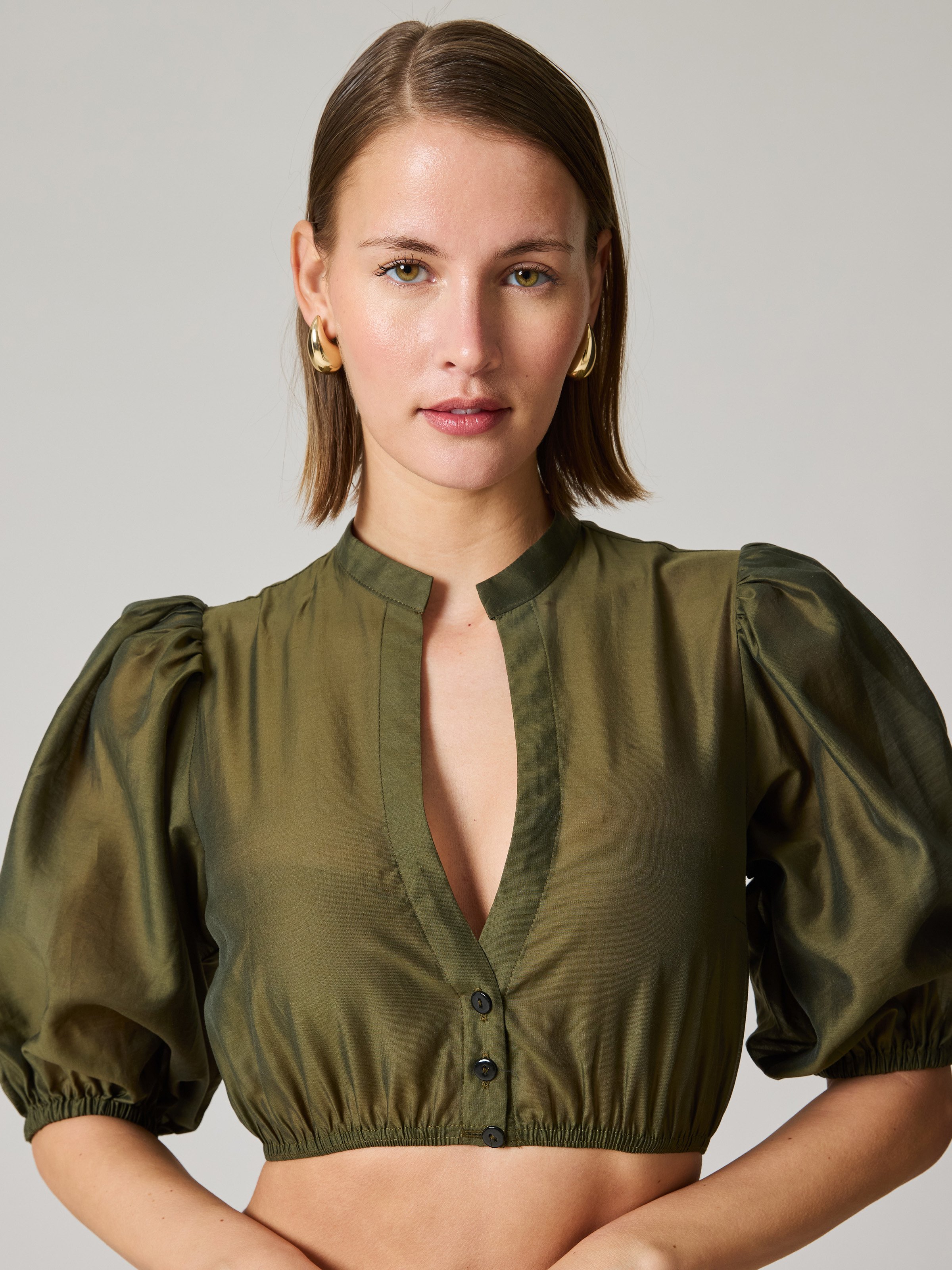 Semi-transparente Bluse in Khaki mit Puffärmel